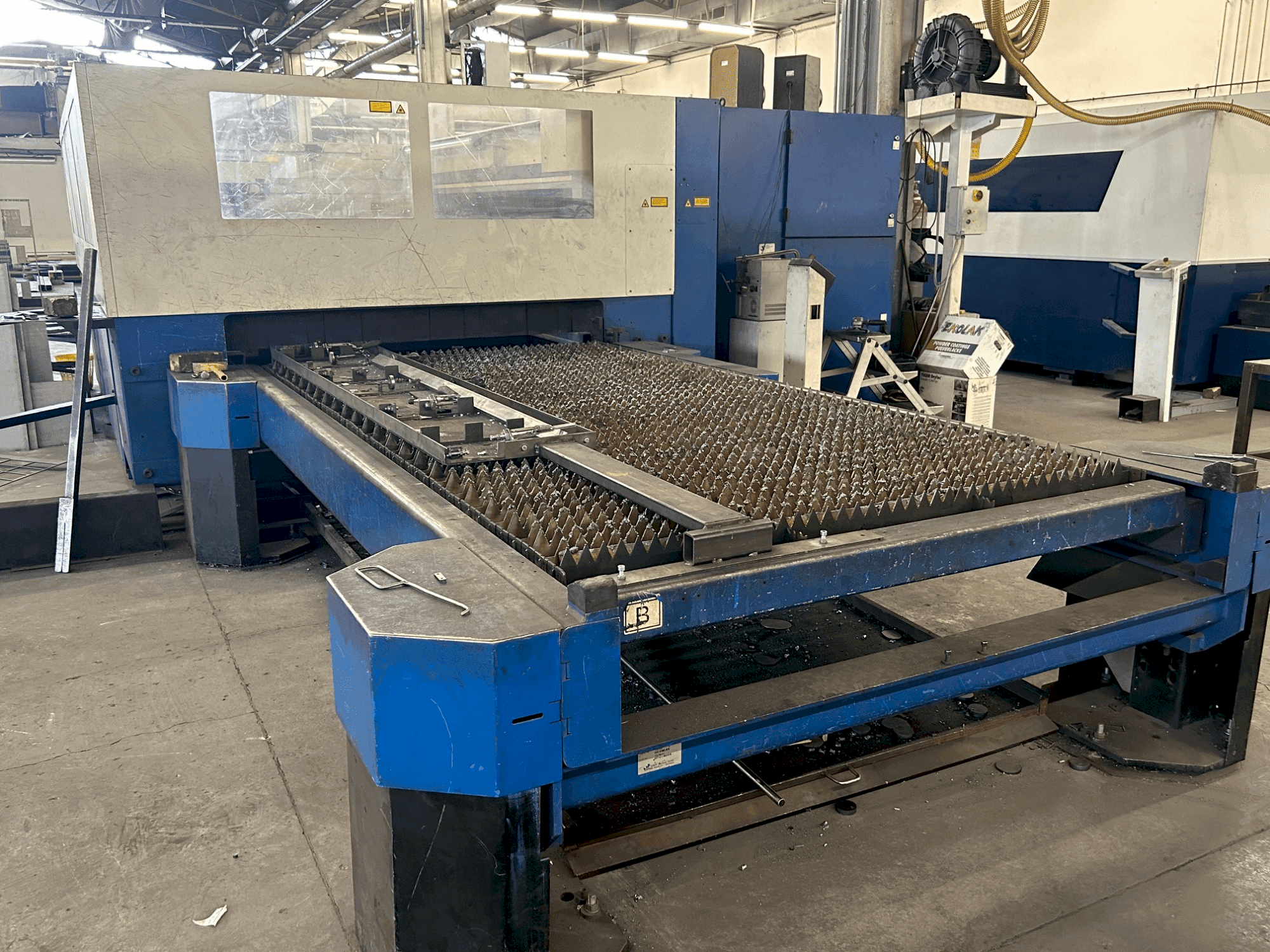 Vue de face de la machine TRUMPF trulaser 3030  (2007)