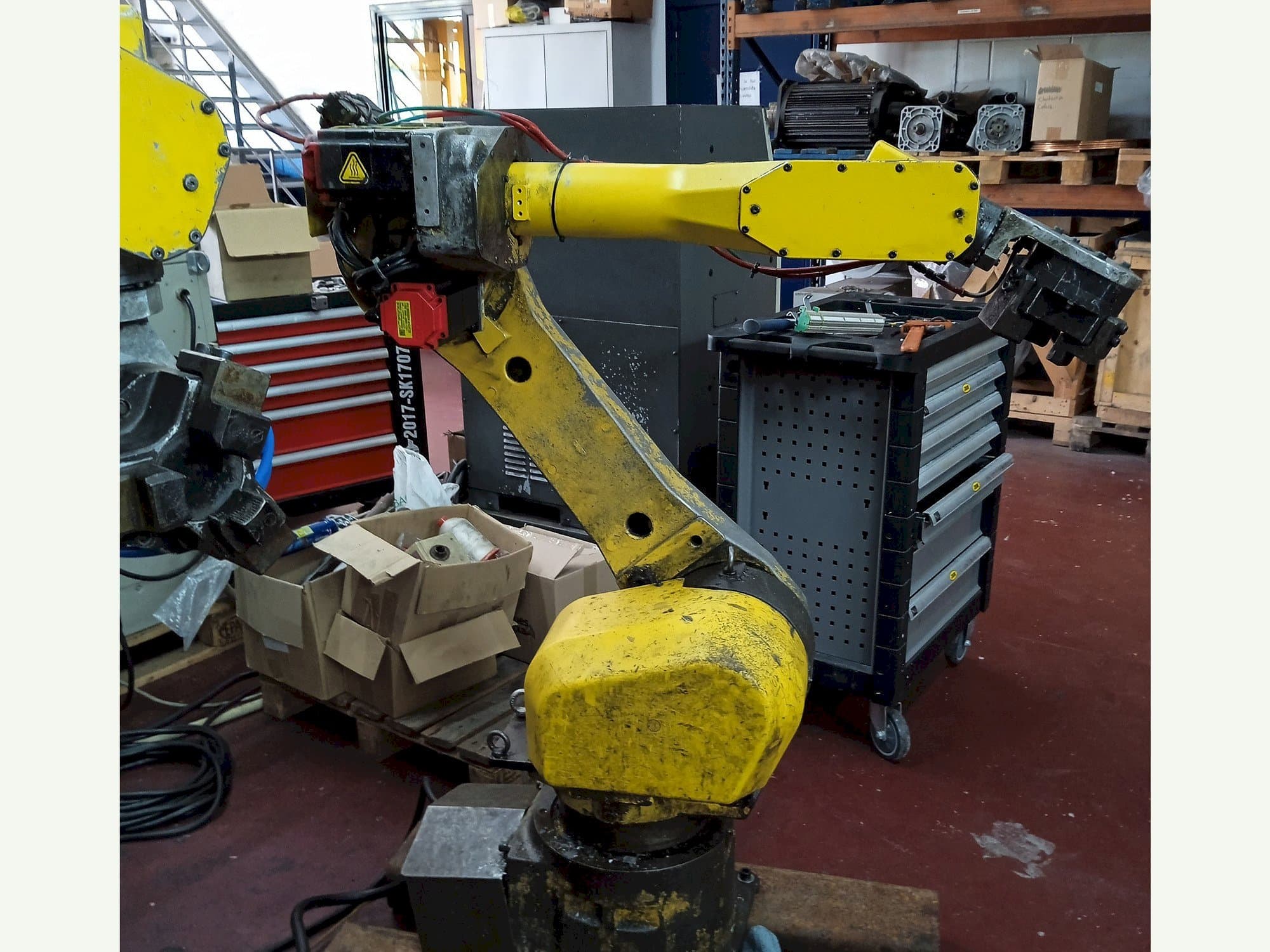 Vue de face de la machine FANUC M-16IB