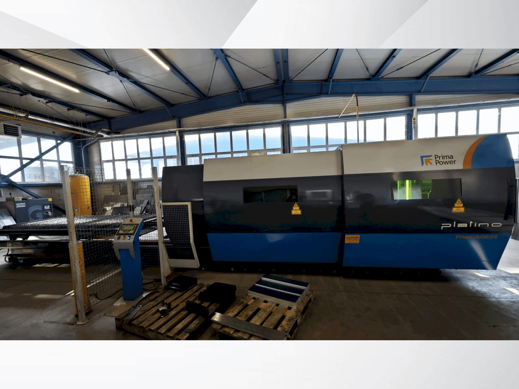 Vue de face de la machine Prima Power PLATINO FIBER