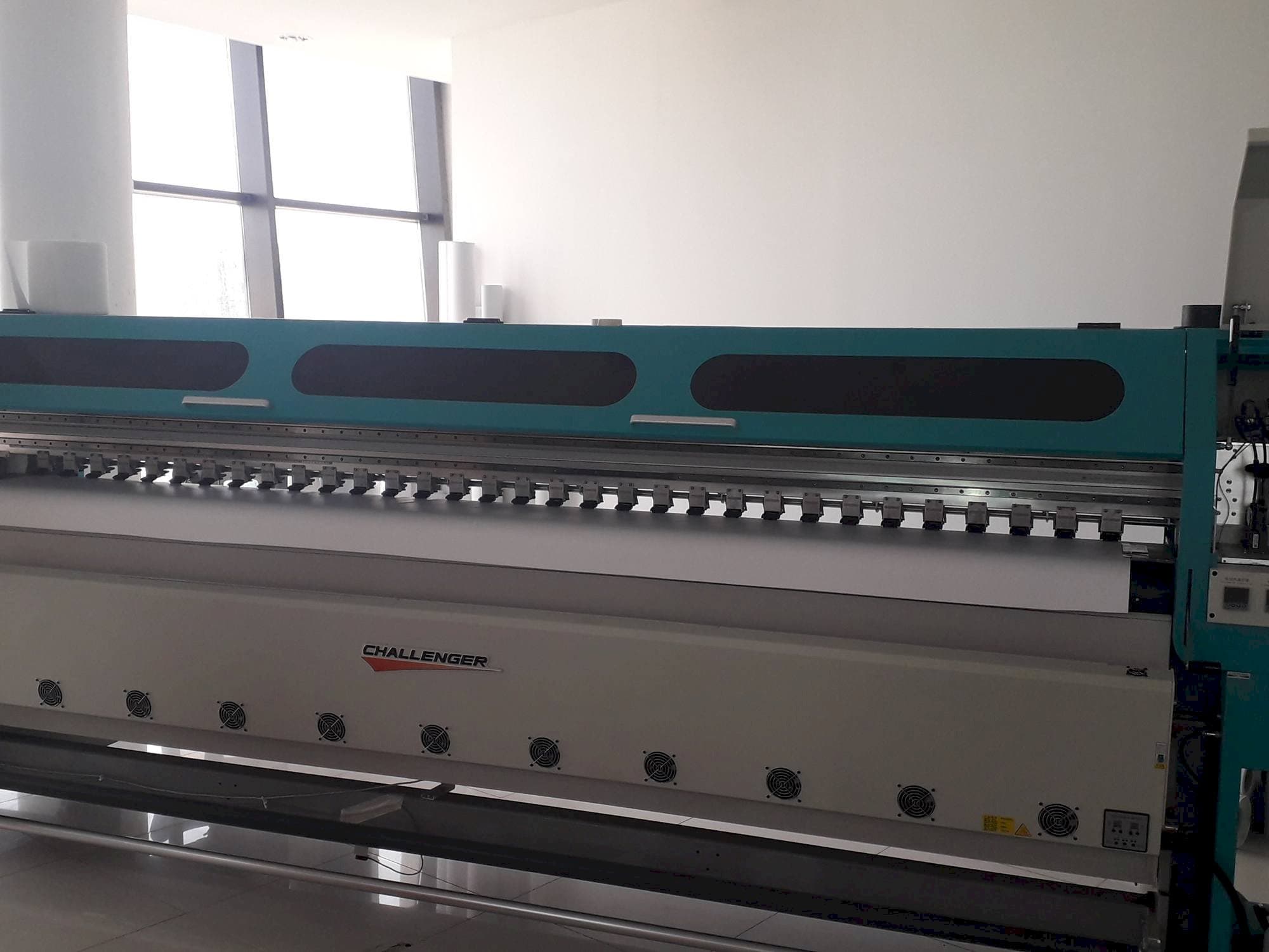 Vue de face de la machine Challenger FY-3200AT Plus-H4