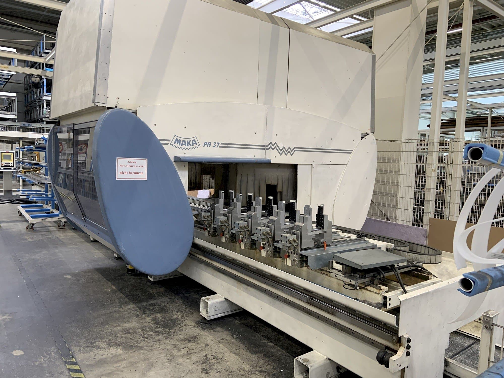 Vue de face de la machine MAKA PA37