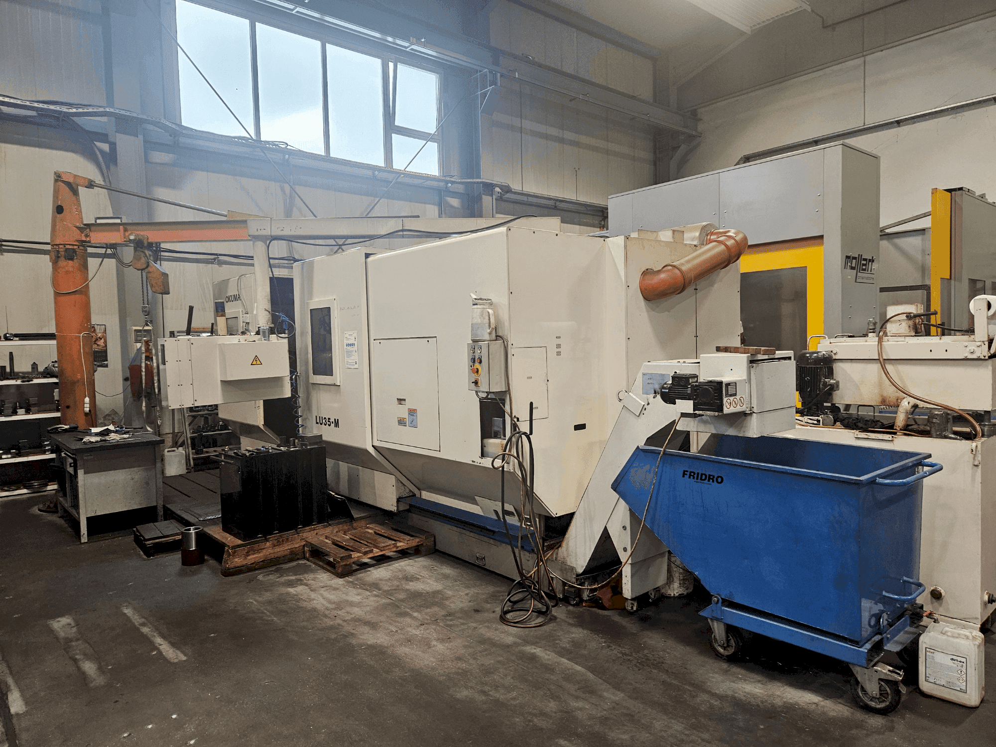 Vue de face de la machine Okuma LU 35-M