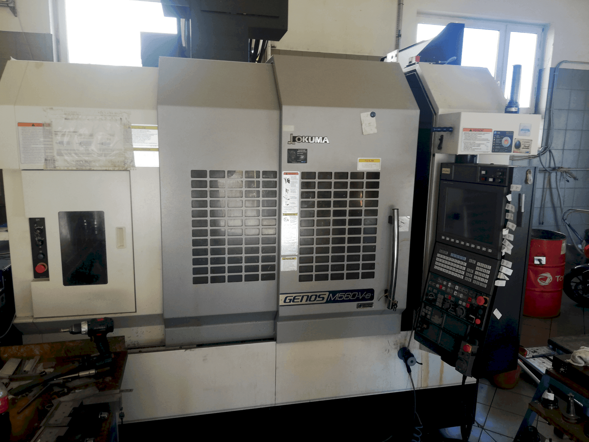 Vue de face de la machine Okuma GENOS M560V-e