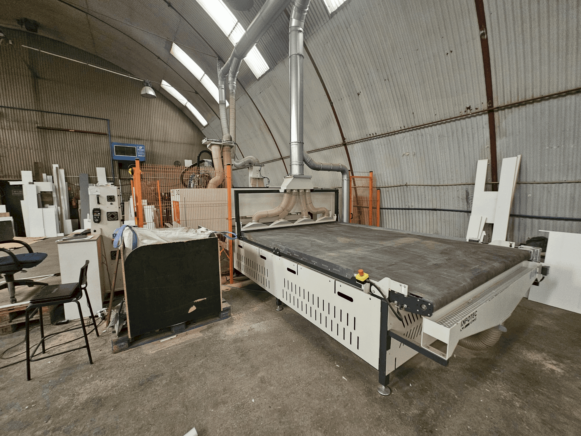 Vue de face de la machine INFOTEC 3121 PRO EVO