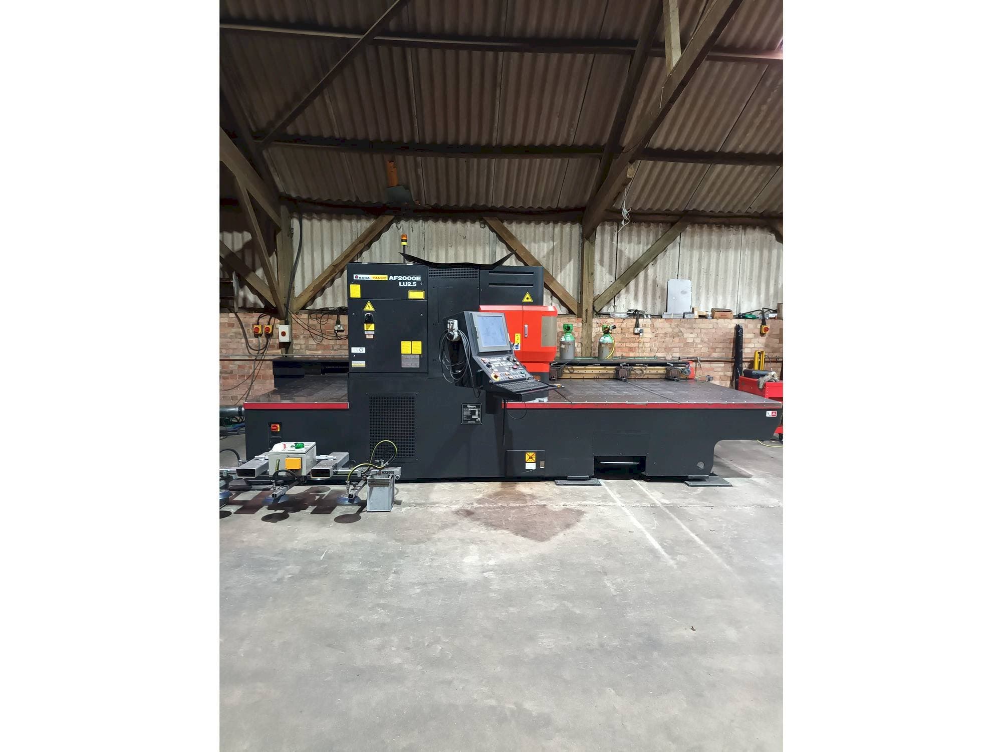 Vue de face de la machine AMADA LC 2415 alpha 4 NT