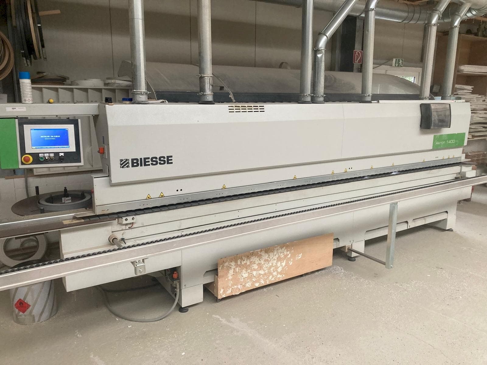 Vue de face de la machine BIESSE AKRON 1440