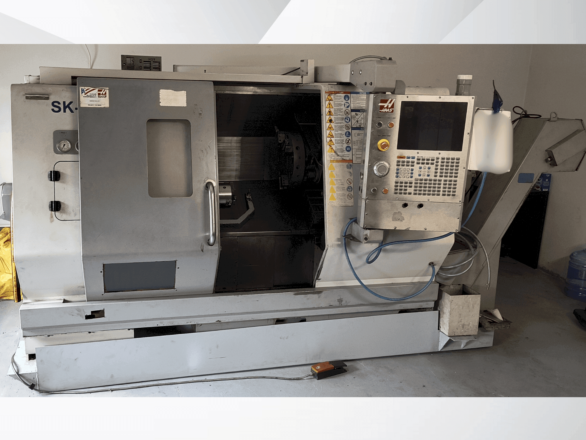 Vue de face de la machine HAAS SL-20 THE