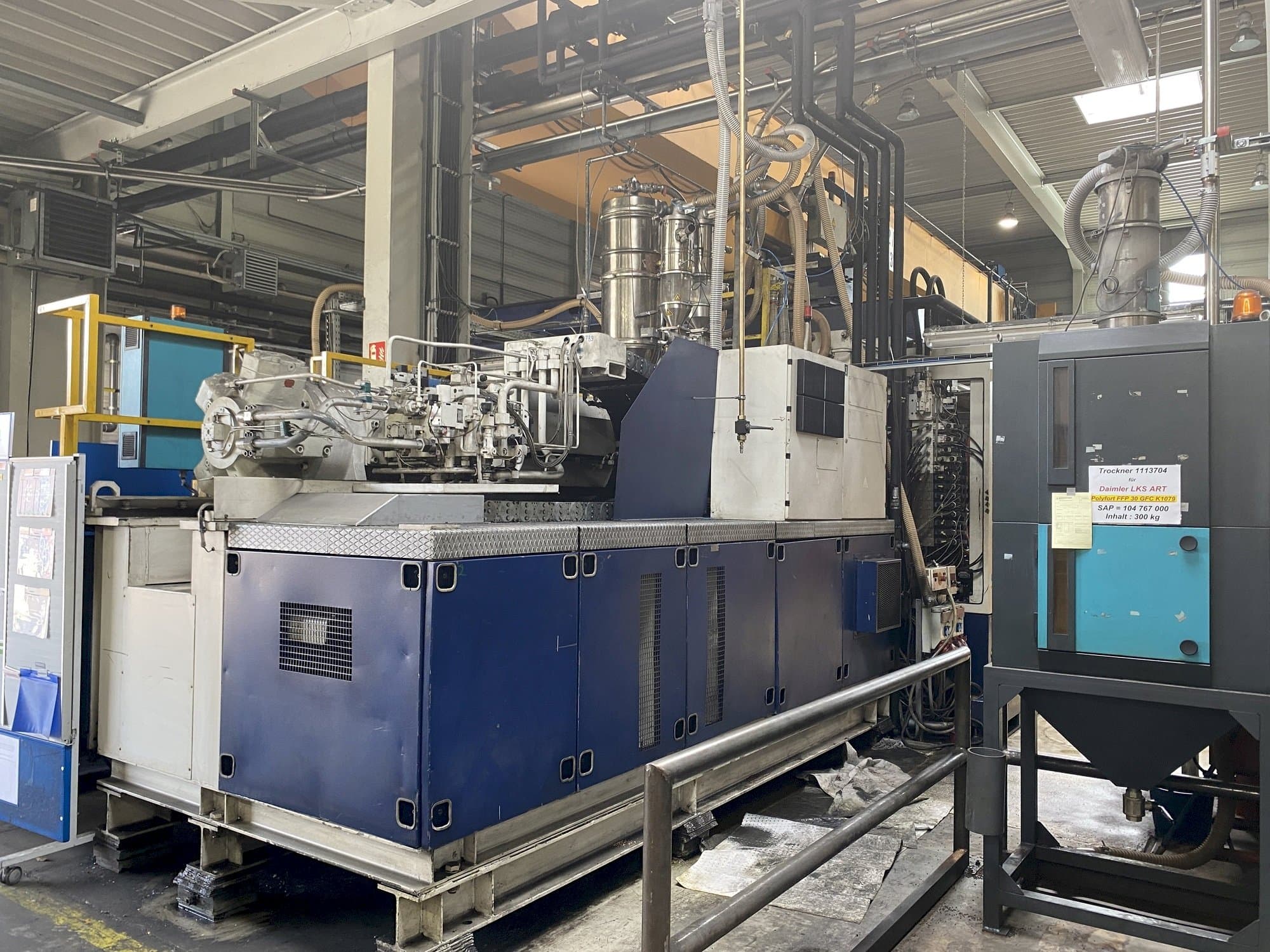 Vue de face de la machine Krauss Maffei 1600-8000 MC