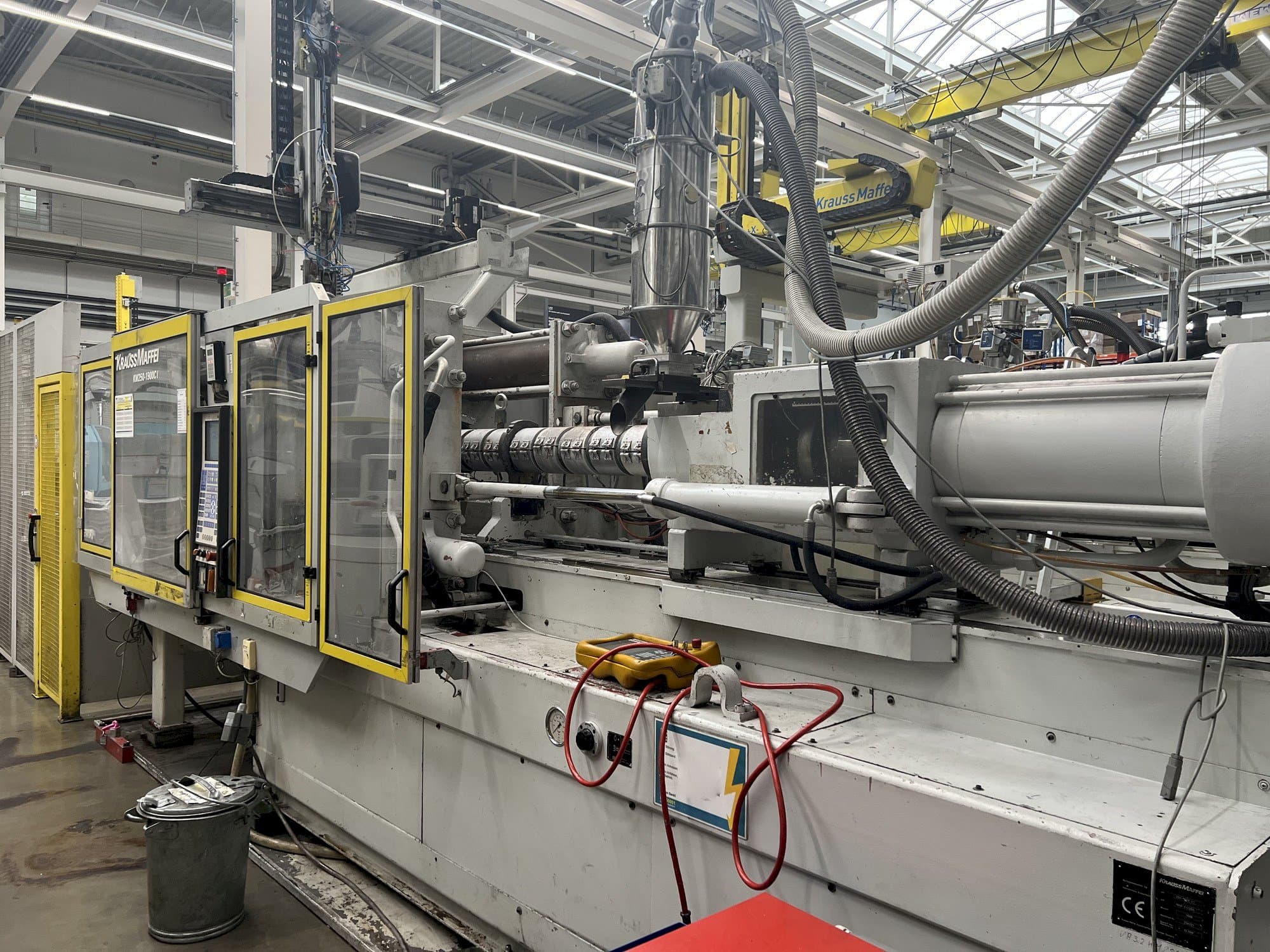 Vue de face de la machine Krauss Maffei KM 250