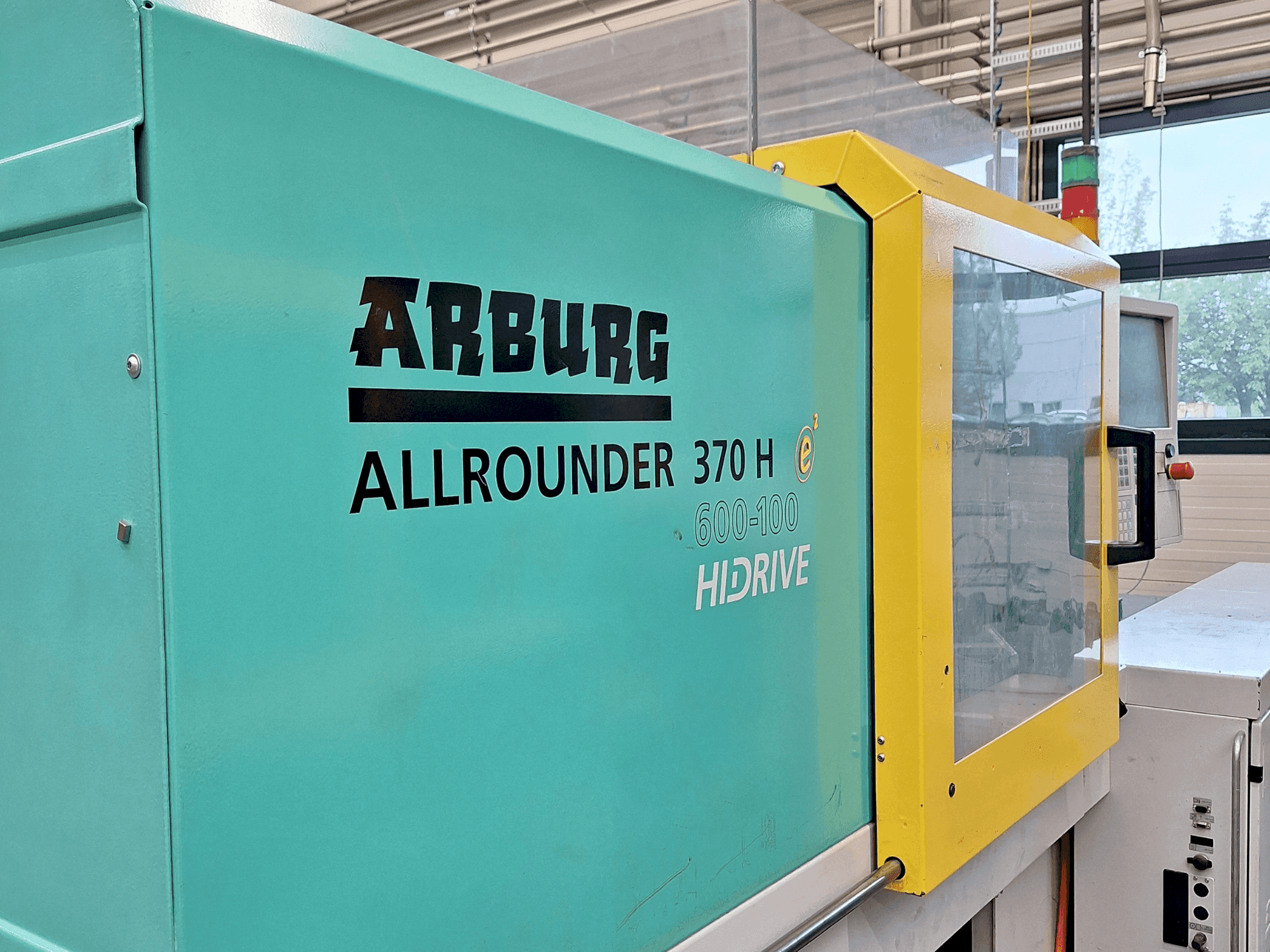 Vue de face de la machine Arburg Allrounder 370 H 600-100