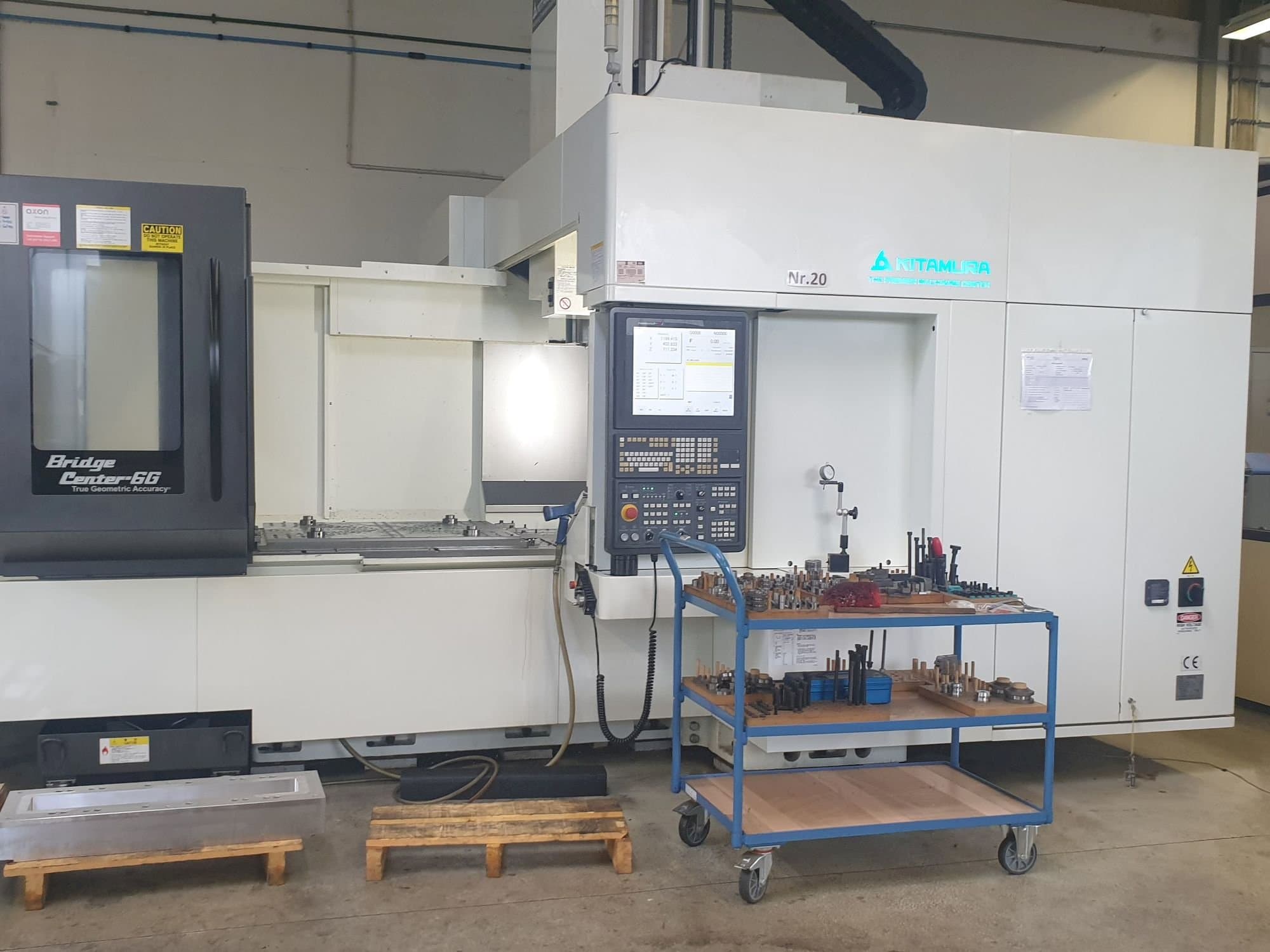 Vue de face de la machine Kitamura Bridge Center 6G