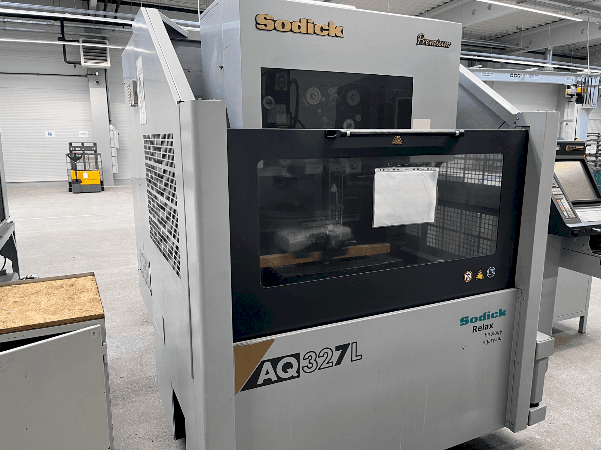 Vue de face de la machine Sodick AQ327L