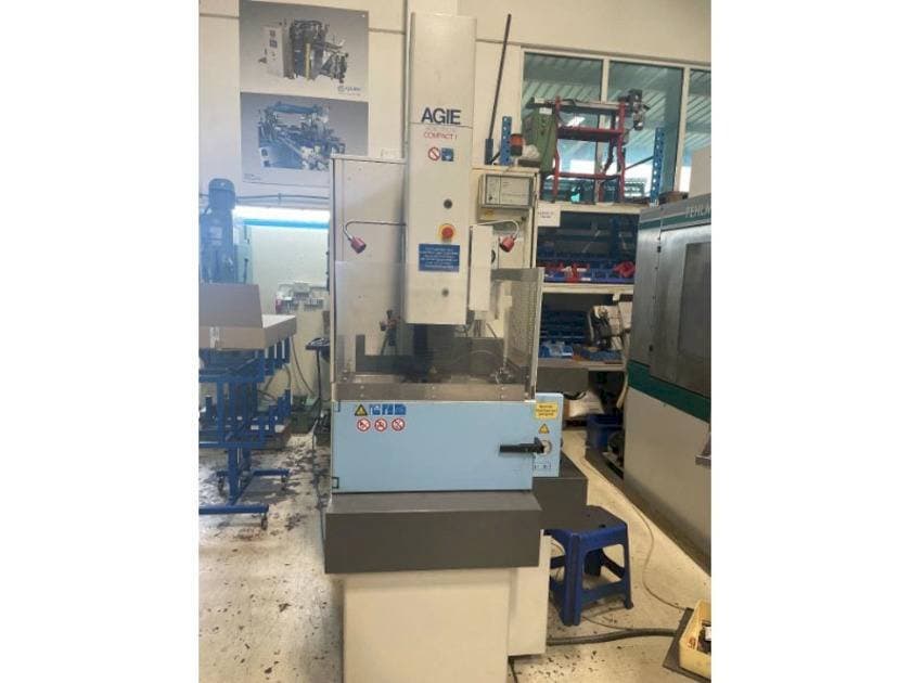 Vue de face de la machine AGIE Agietron Compact 1