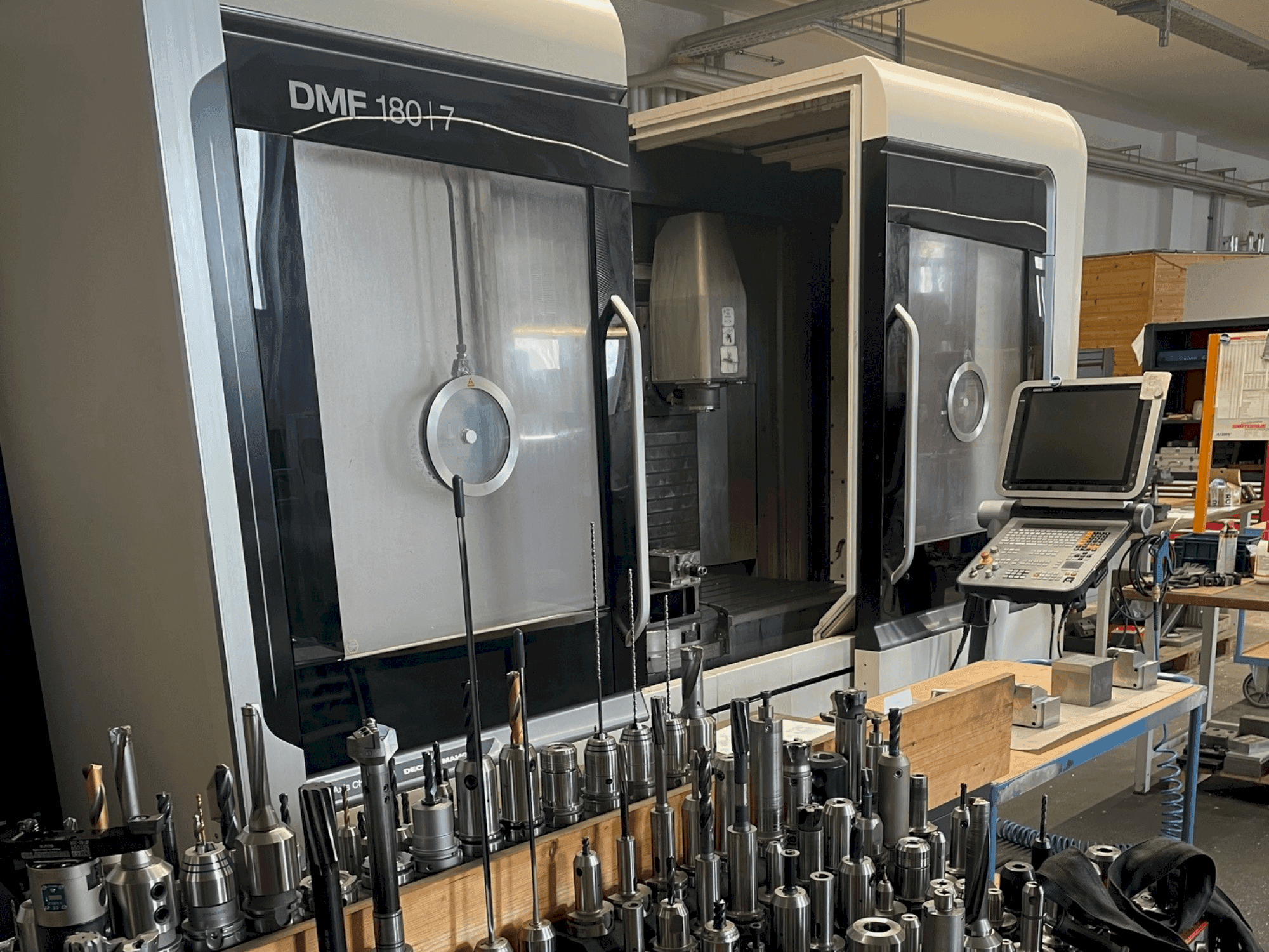 Vue de face de la machine DMG MORI DMF 180/7
