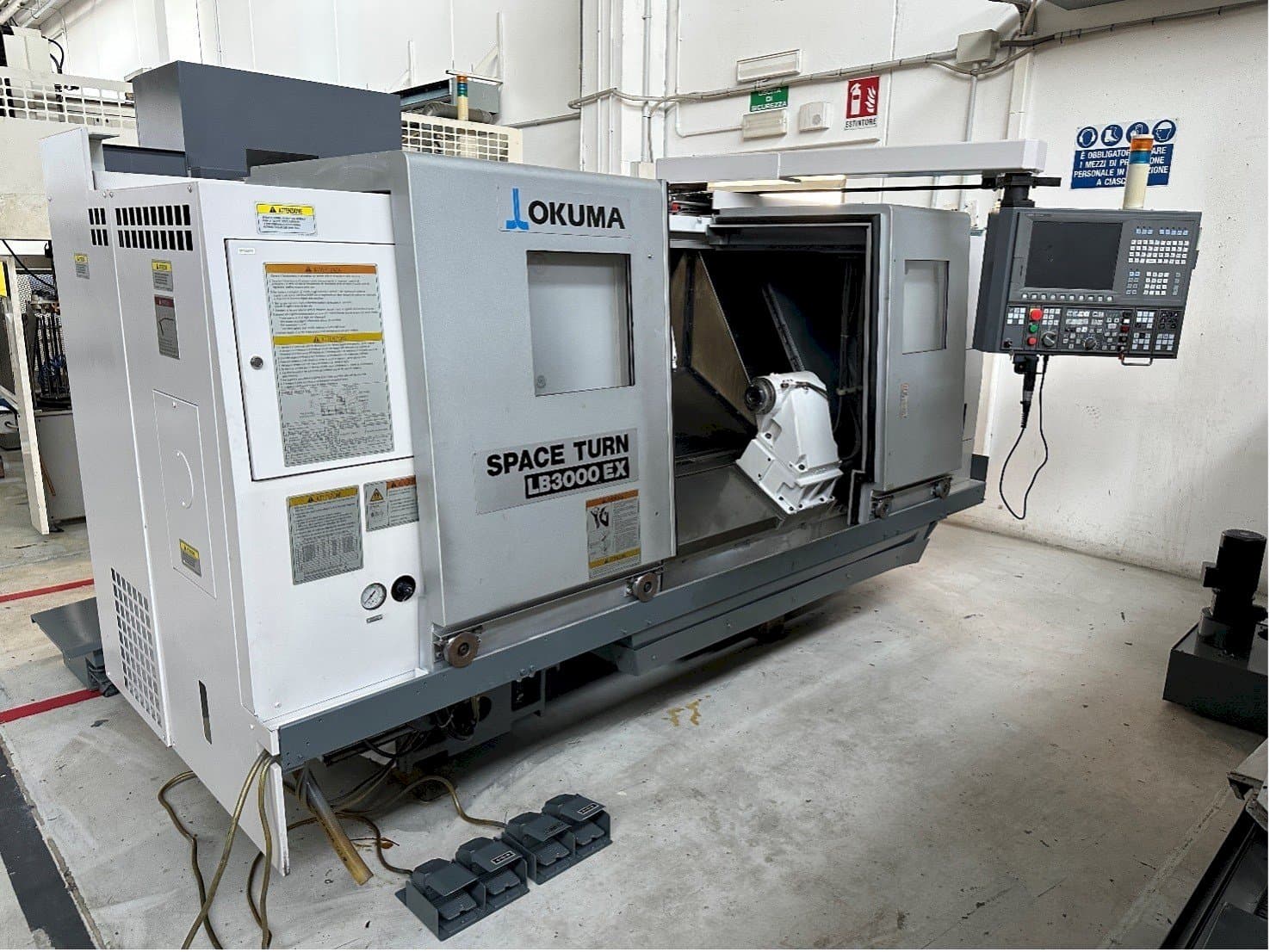 Vue de face de la machine Okuma LB 3000 EX