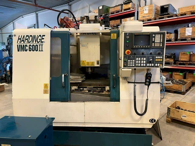 Vue de face de la machine HARDINGE VMC 600II