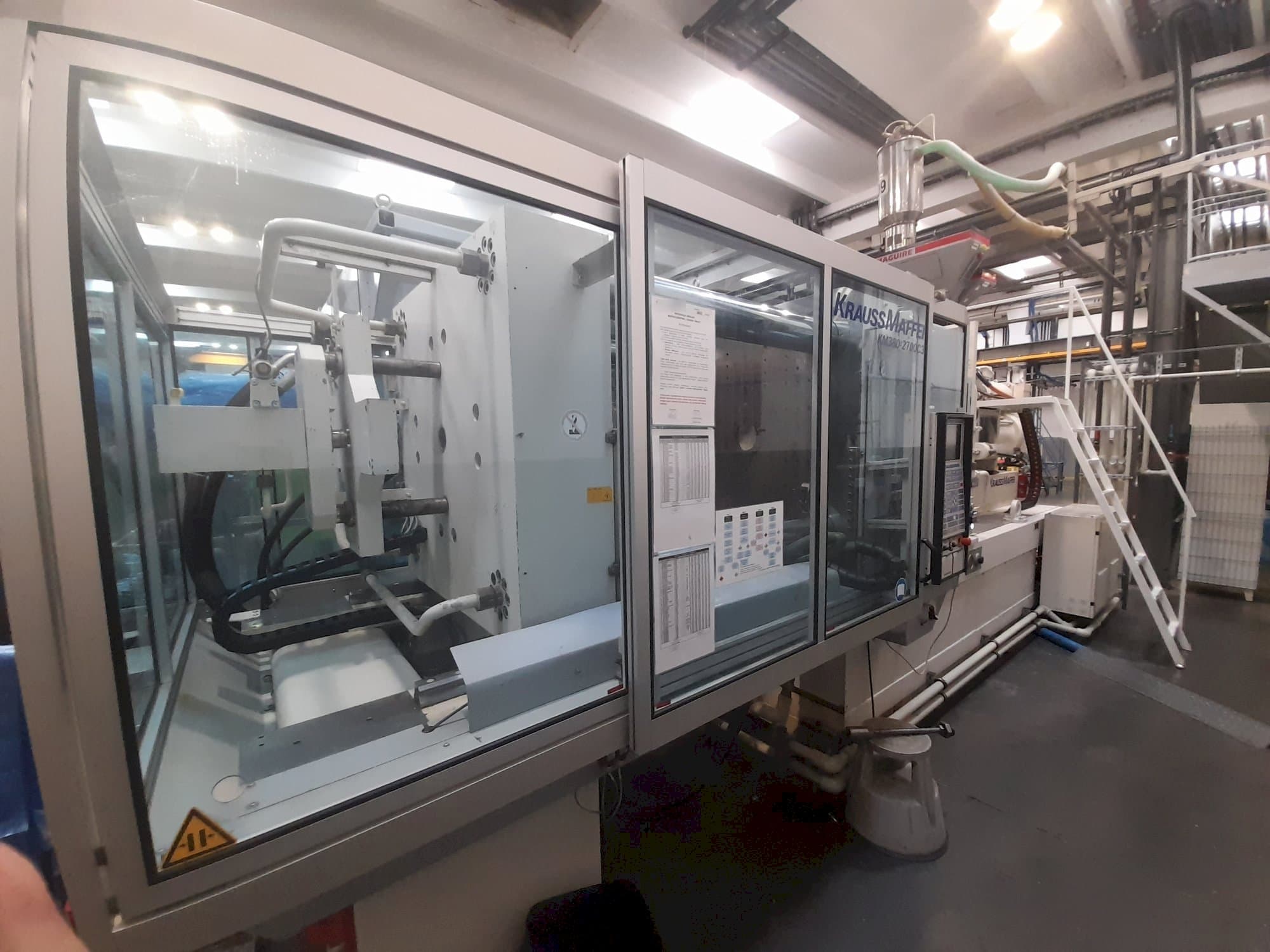 Vue latérale gauche de la machine Krauss Maffei 380-2700 C3