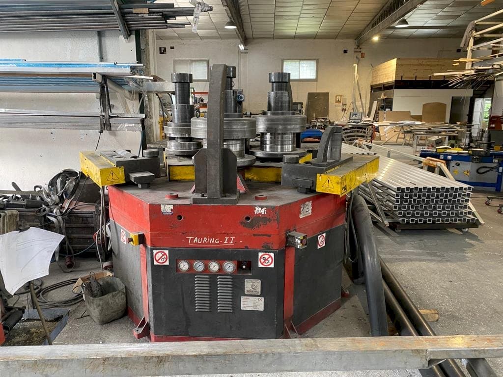 Vue de face de la machine Tauring Alfa 200