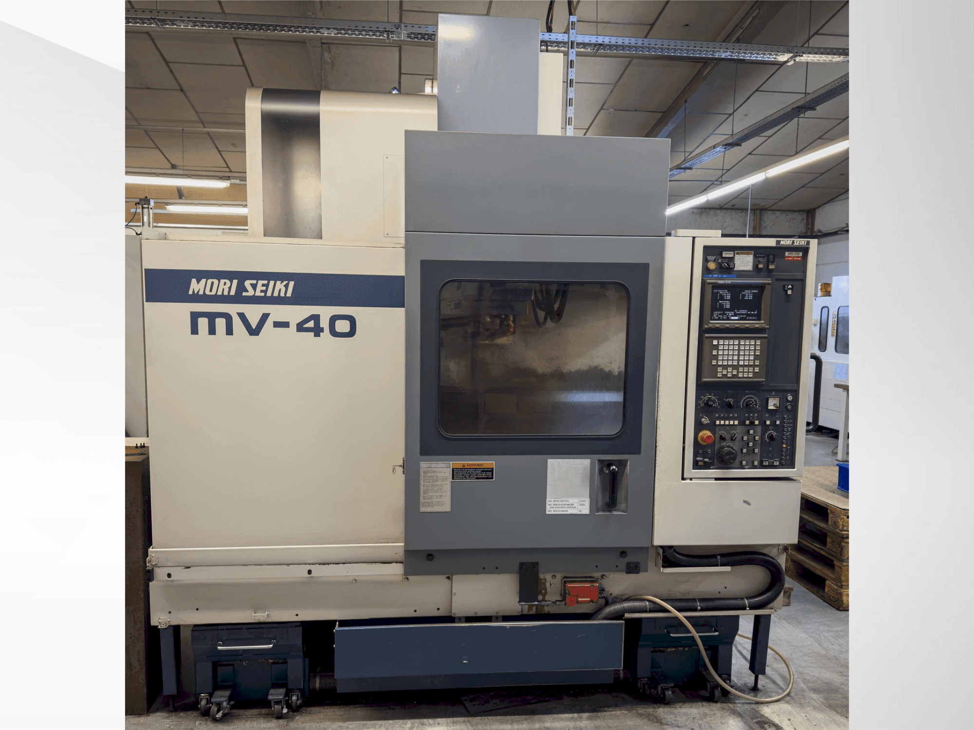 Vue de face de la machine MORI SEIKI MV 40B/40