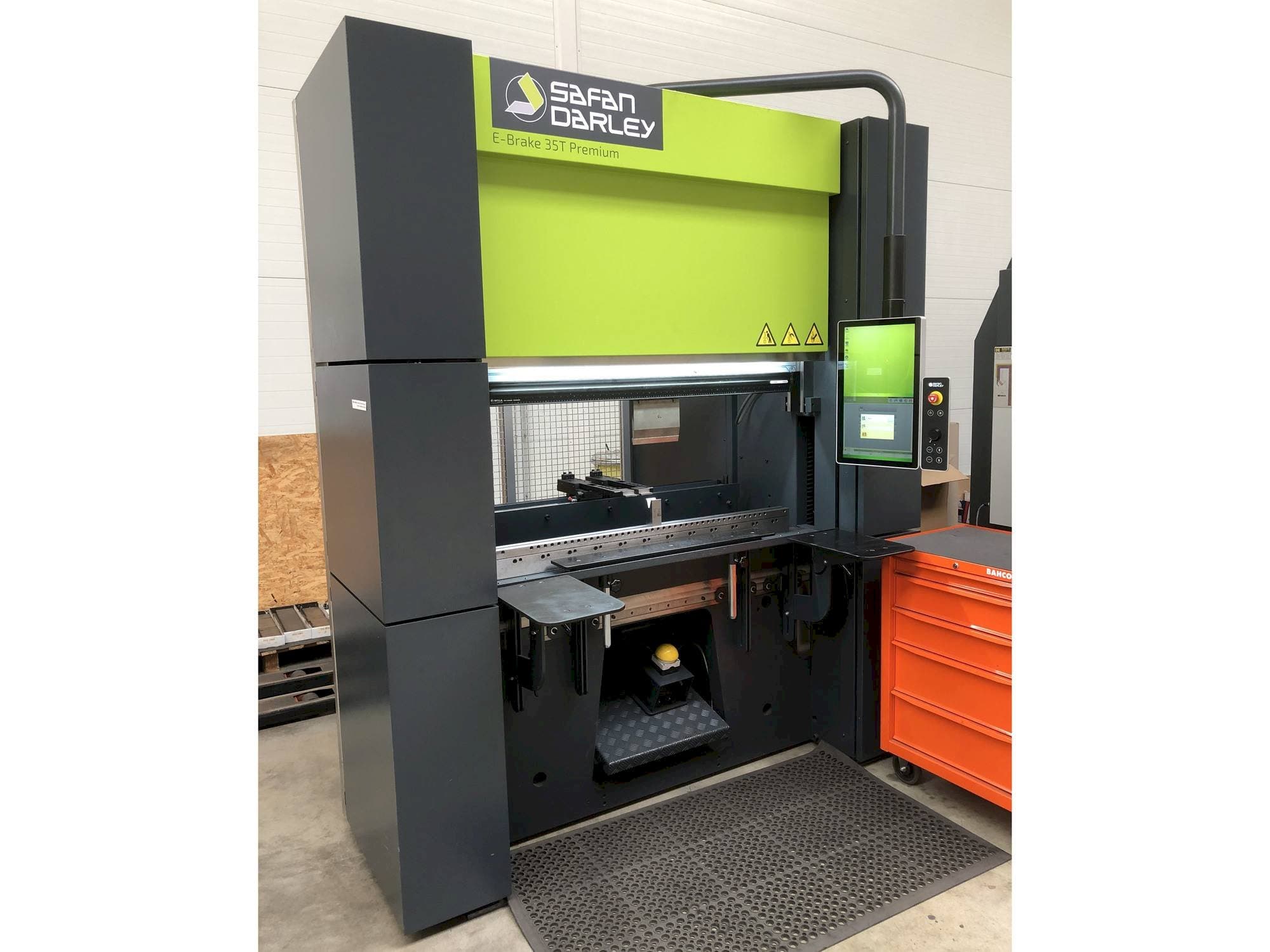 Vue de face de la machine Safan Darley E-Brake 35T Premium