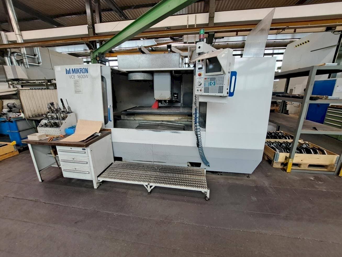 Vue de face de la machine HAAS MIKRON VCE 1600W