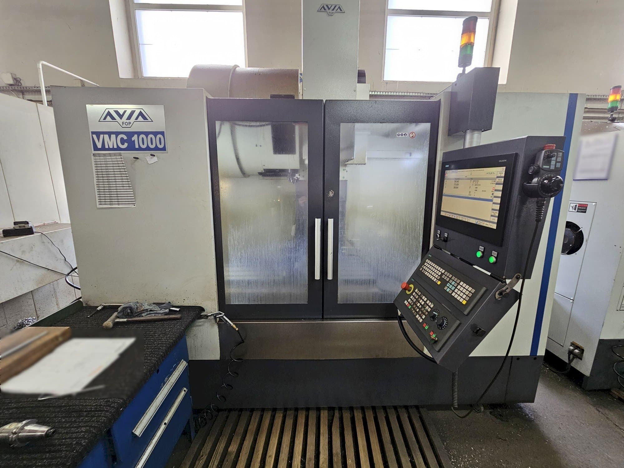 Vue de face de la machine Avia									 VMC 1000