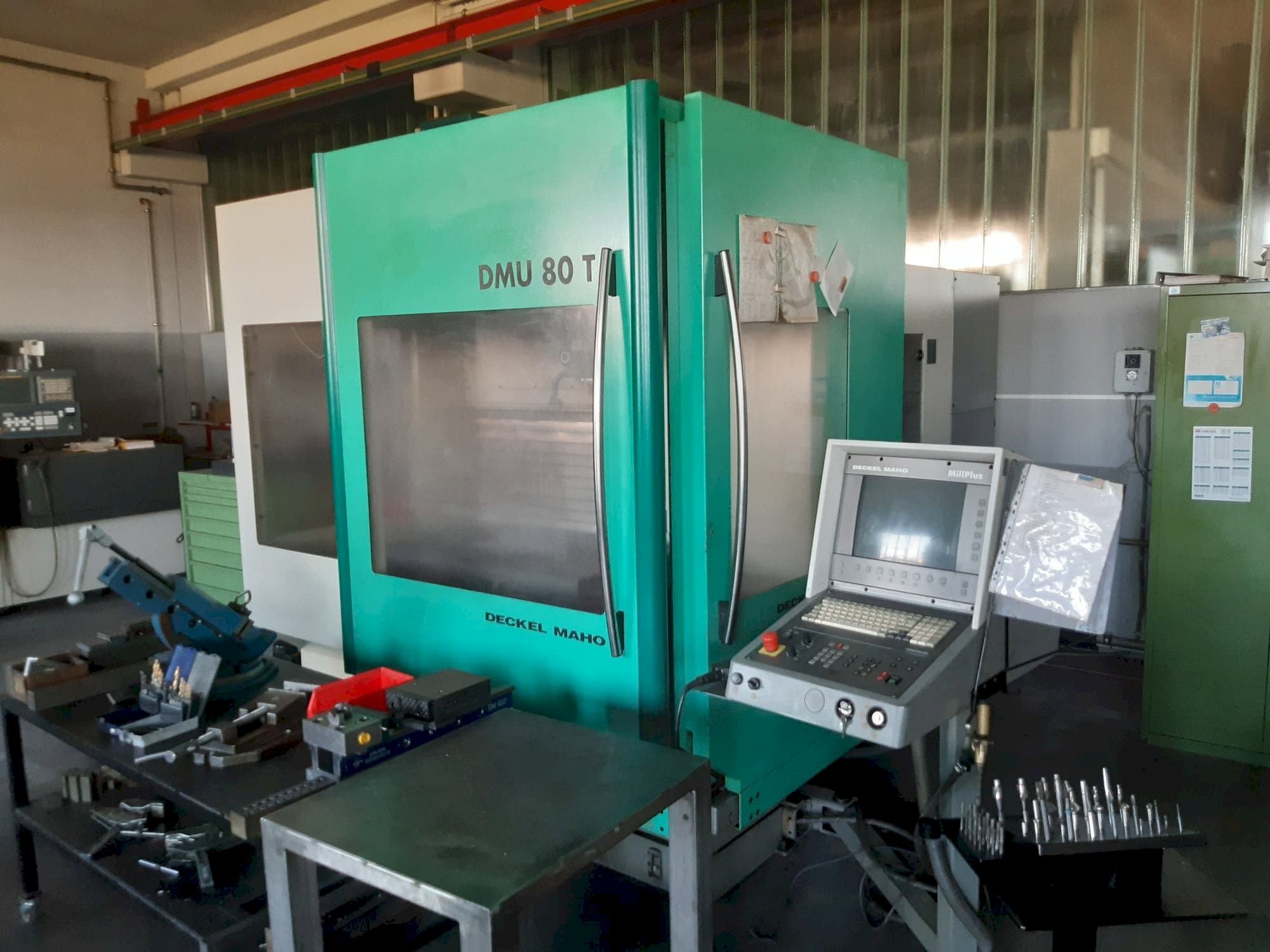 Vue de face de la machine DECKEL MAHO DMU 80T