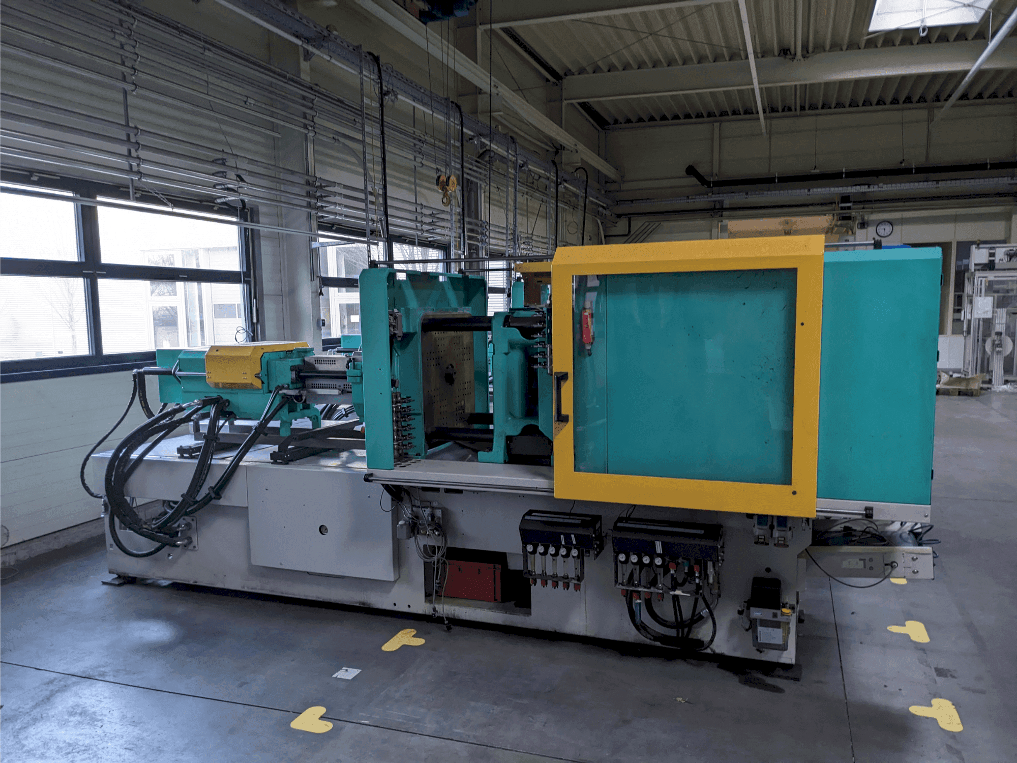 Vue de face de la machine Arburg 520 H 1500 - 400