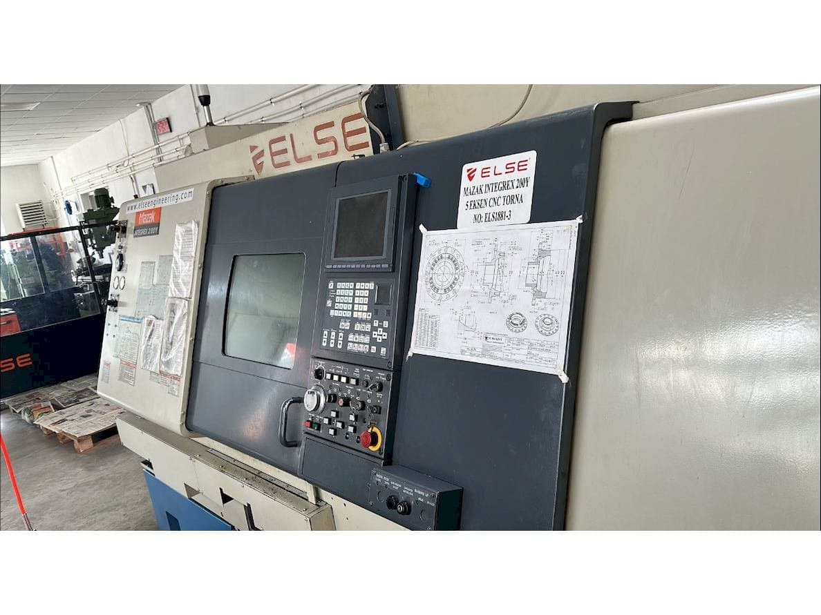 Vue de face de la machine Mazak Integrex 200Y