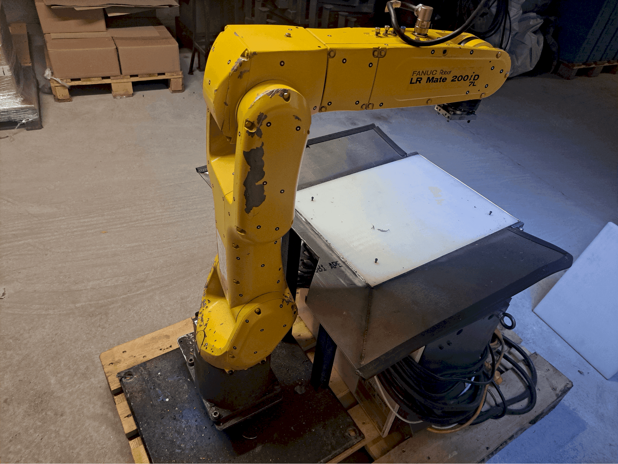 Vue de face de la machine FANUC LR Mate 200iD/7L