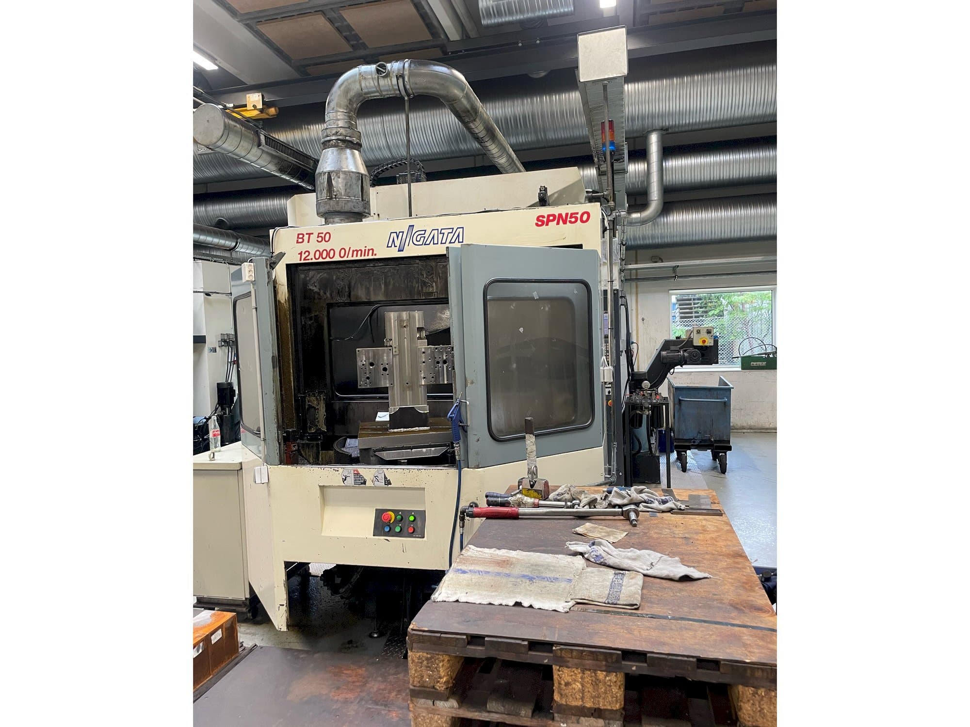 Vue de face de la machine Niigata SPN 50