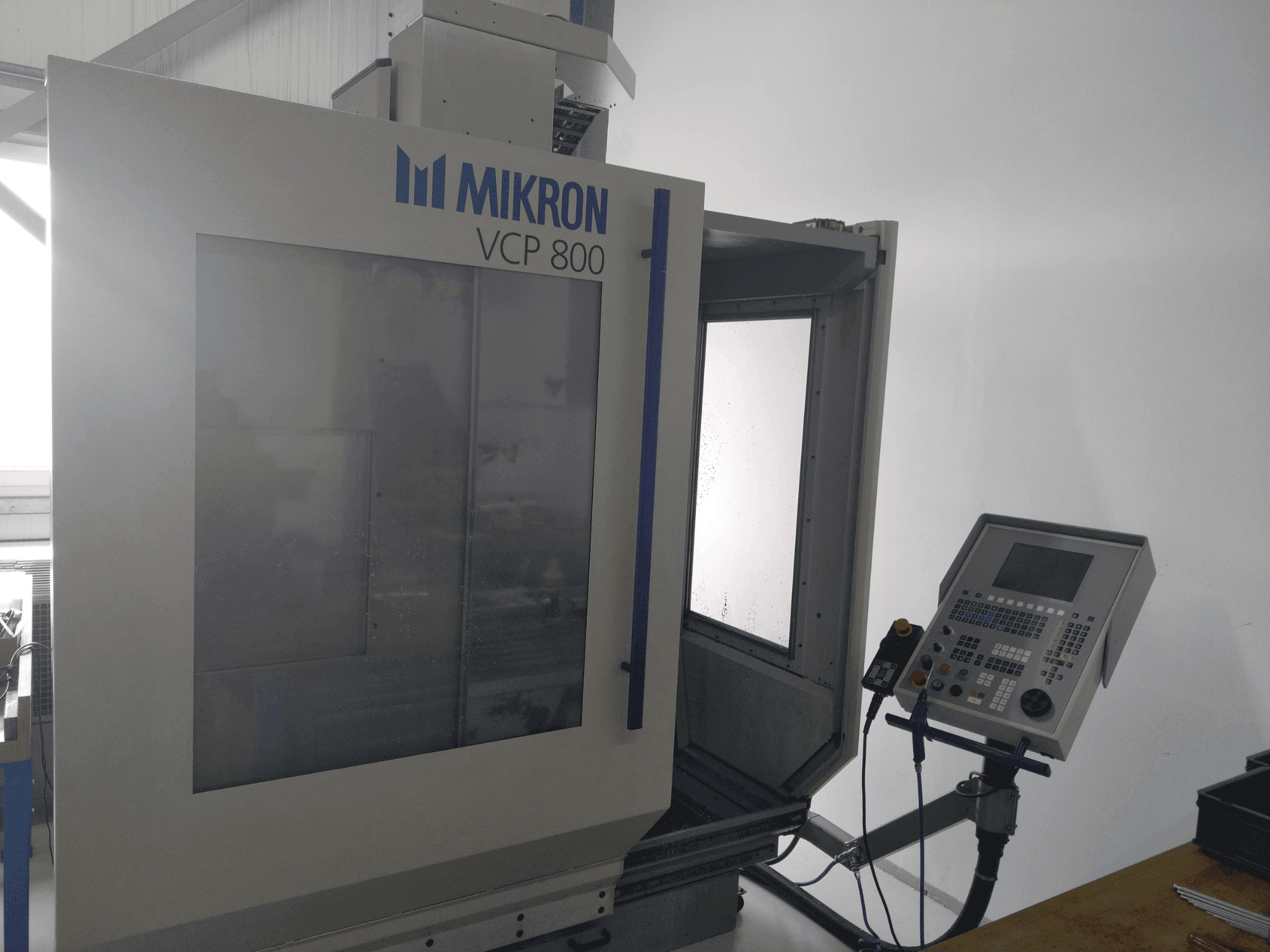 Vue de face de la machine MIKRON VCP 800