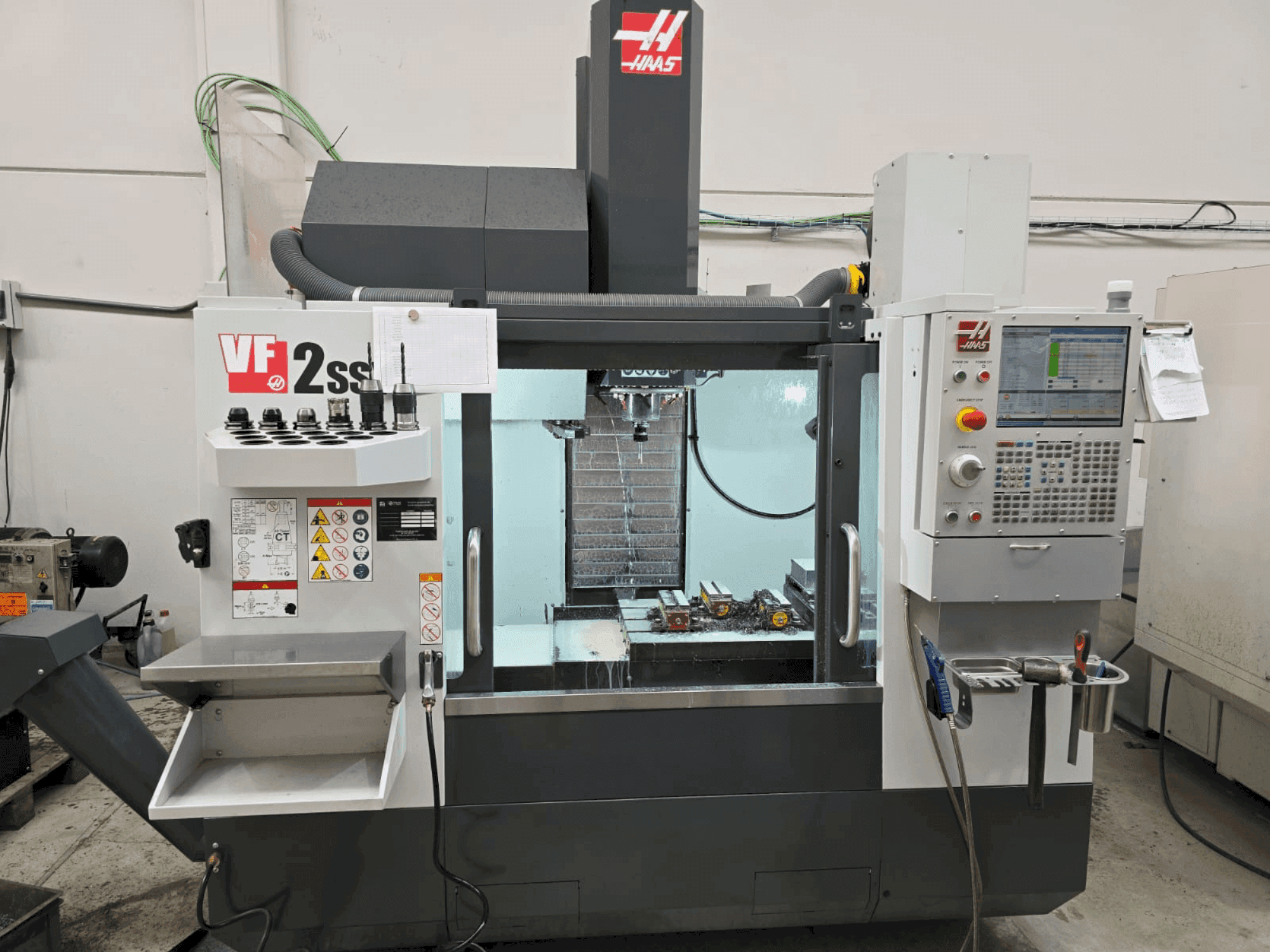 Vue de face de la machine HAAS VF 2SSYT