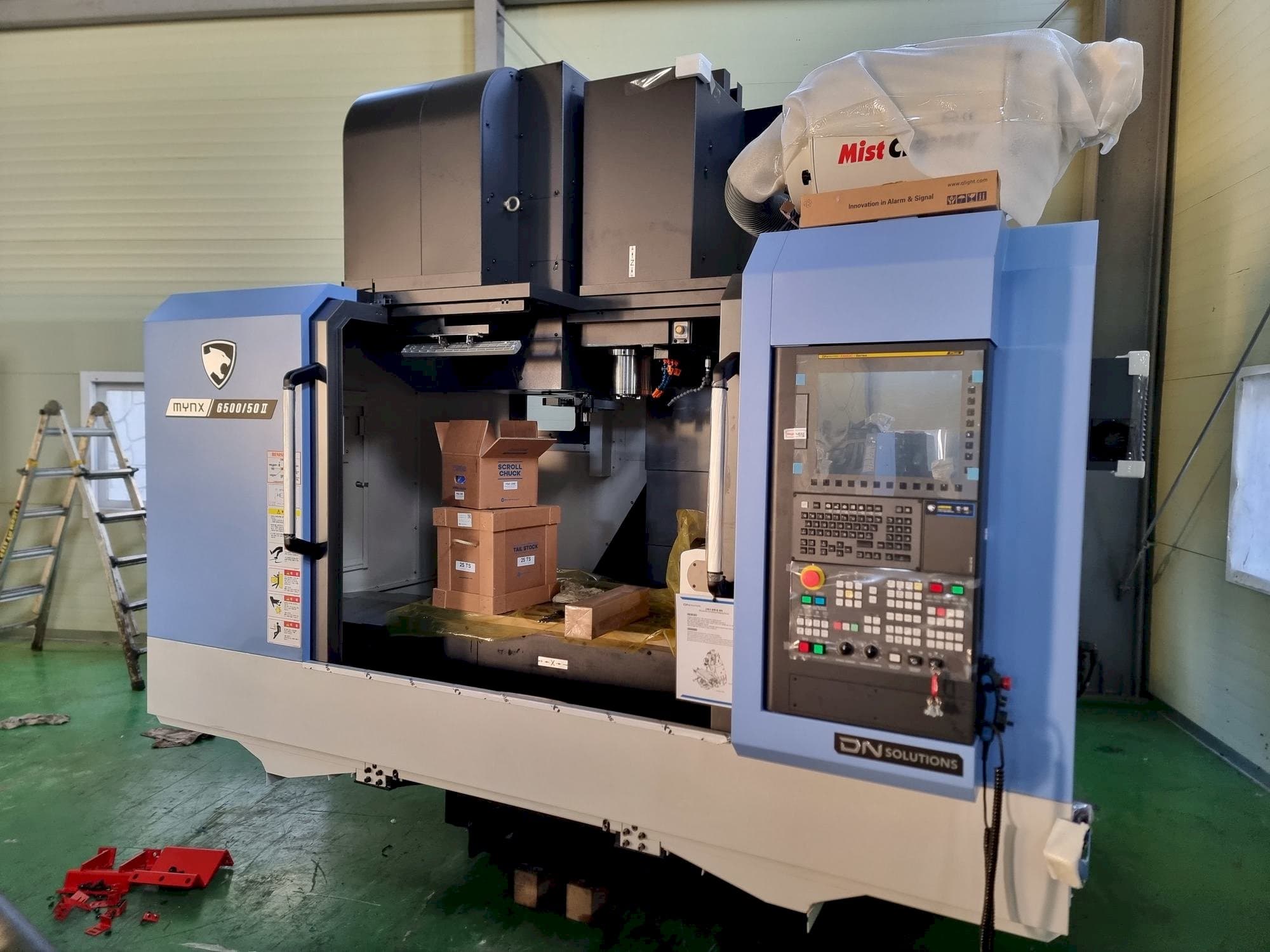 Vue de face de la machine DN SOLUTIONS MYNX 6500/50