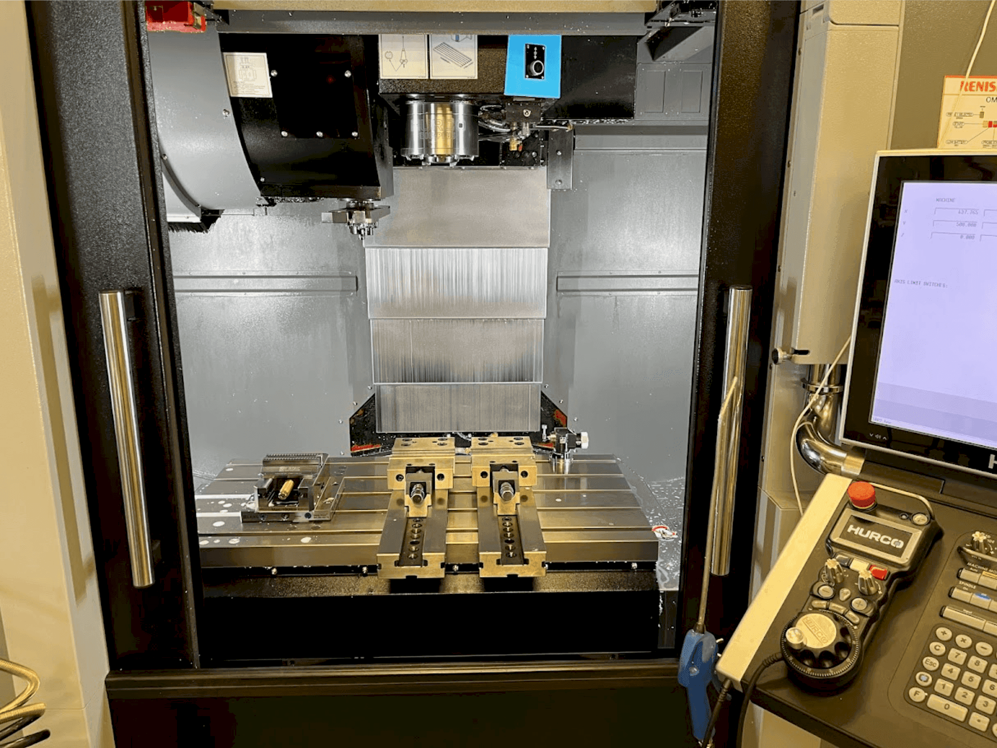 Vue de face de la machine Hurco VMX30i