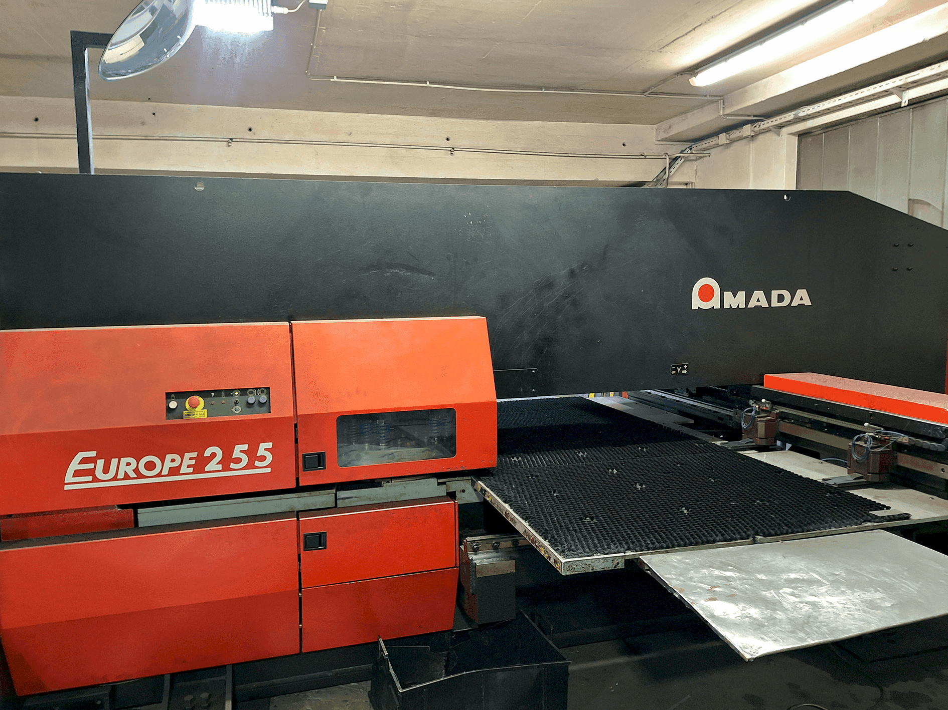Vue de face de la machine AMADA EUROPE 255 CNC