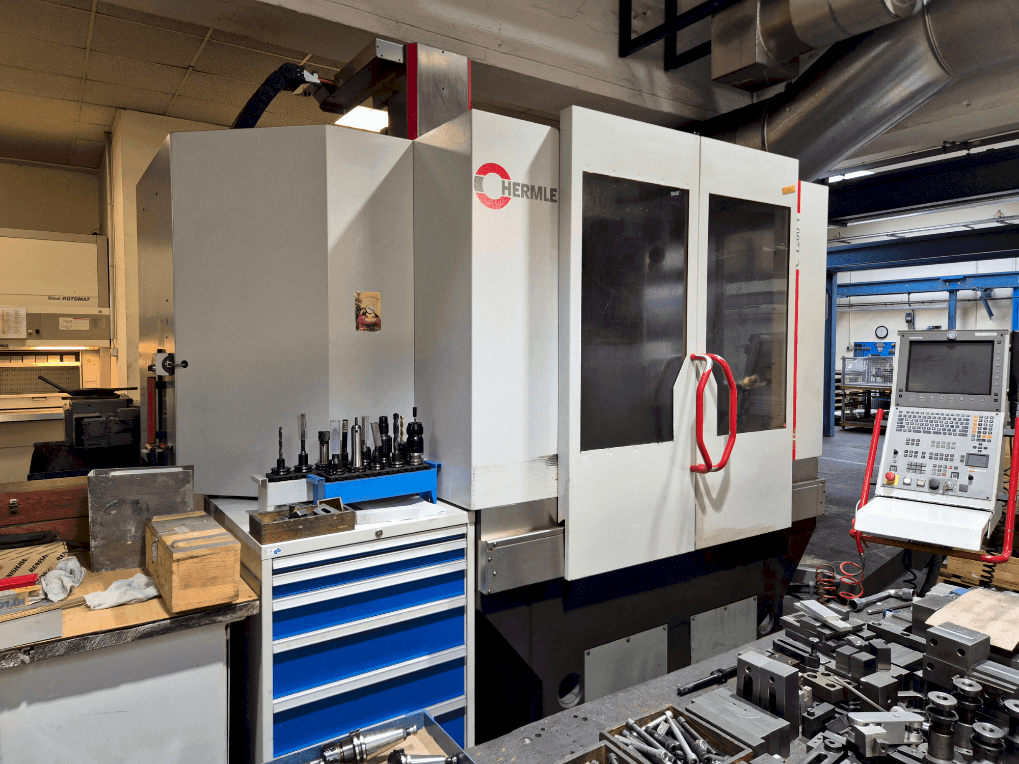 Vue de face de la machine HERMLE C 1200 V