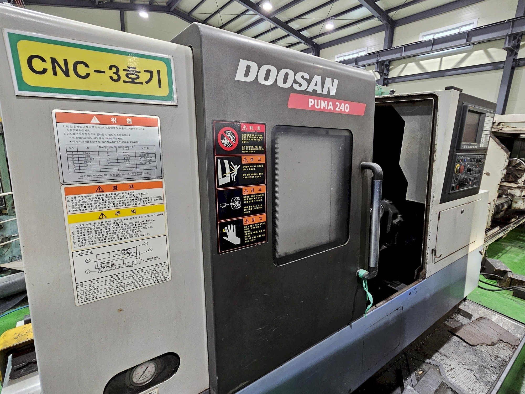 Vue de face de la machine Doosan Puma 240