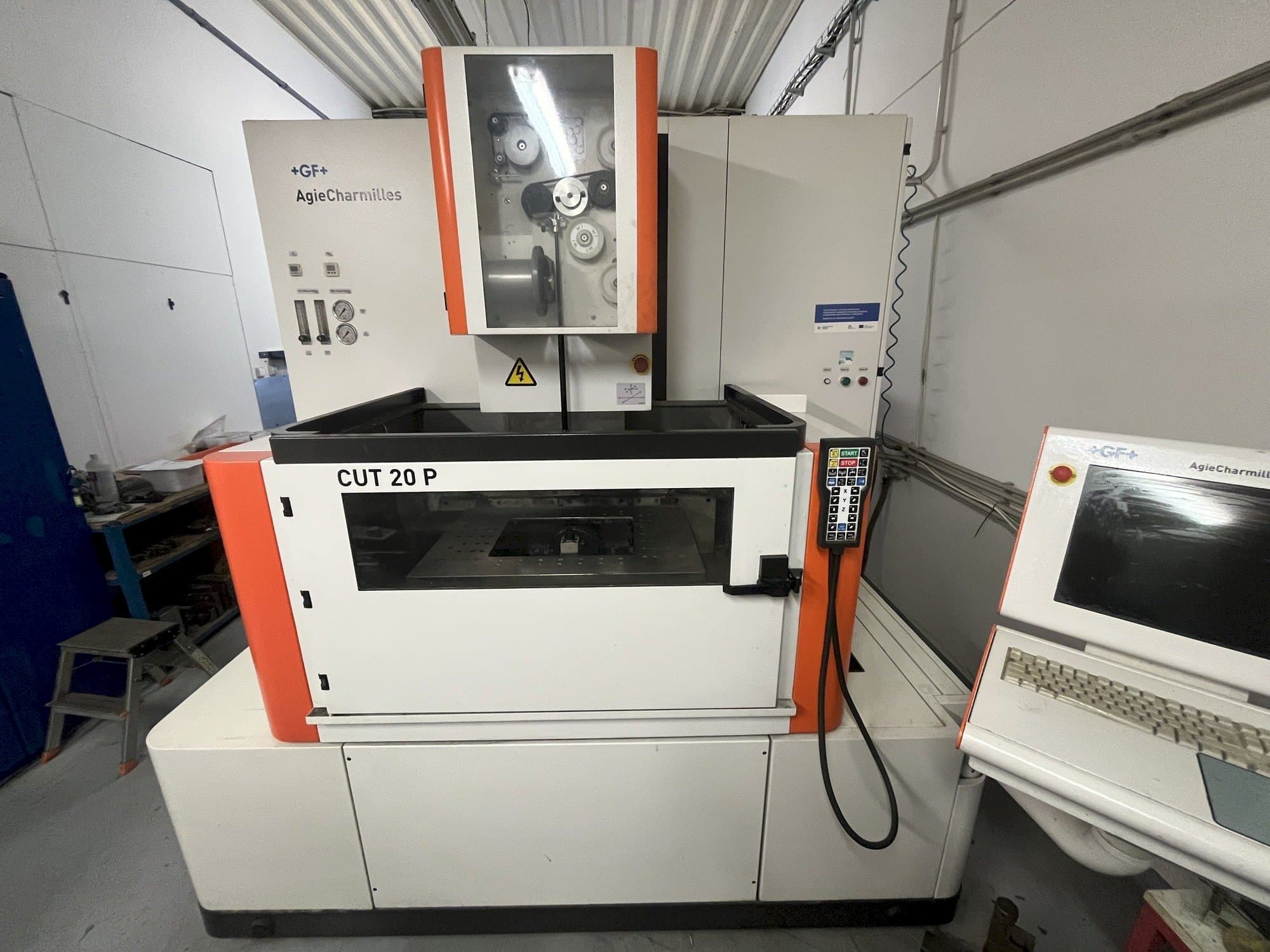 Vue de face de la machine AgieCharmilles CUT 20 P