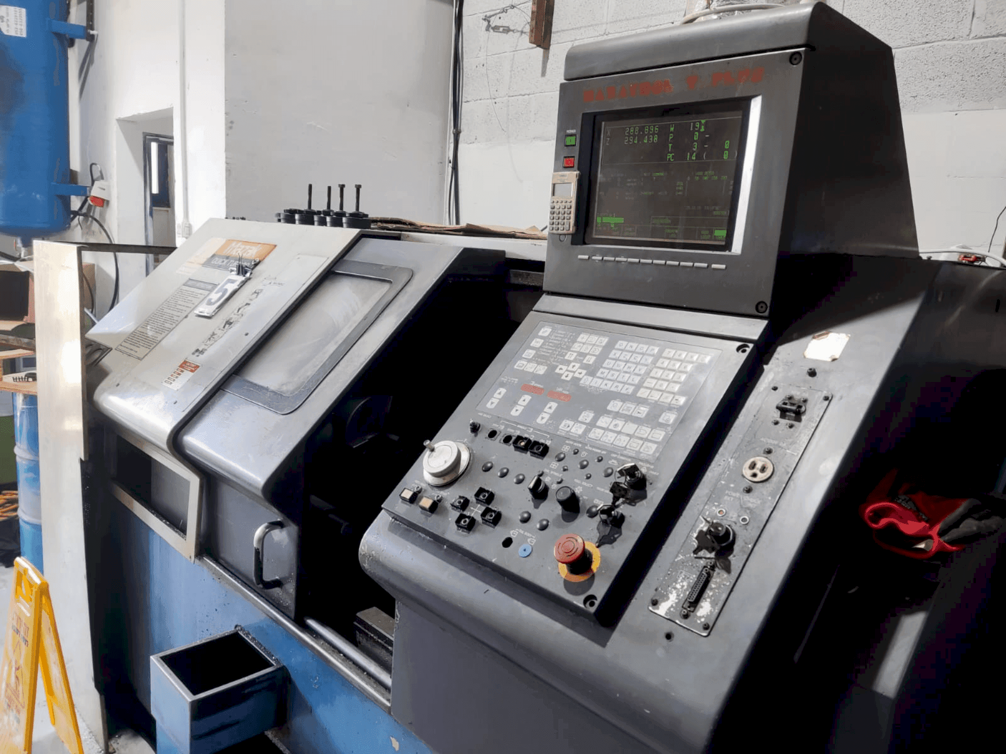 Vue de face de la machine Mazak Quick Turn 20 (1996)