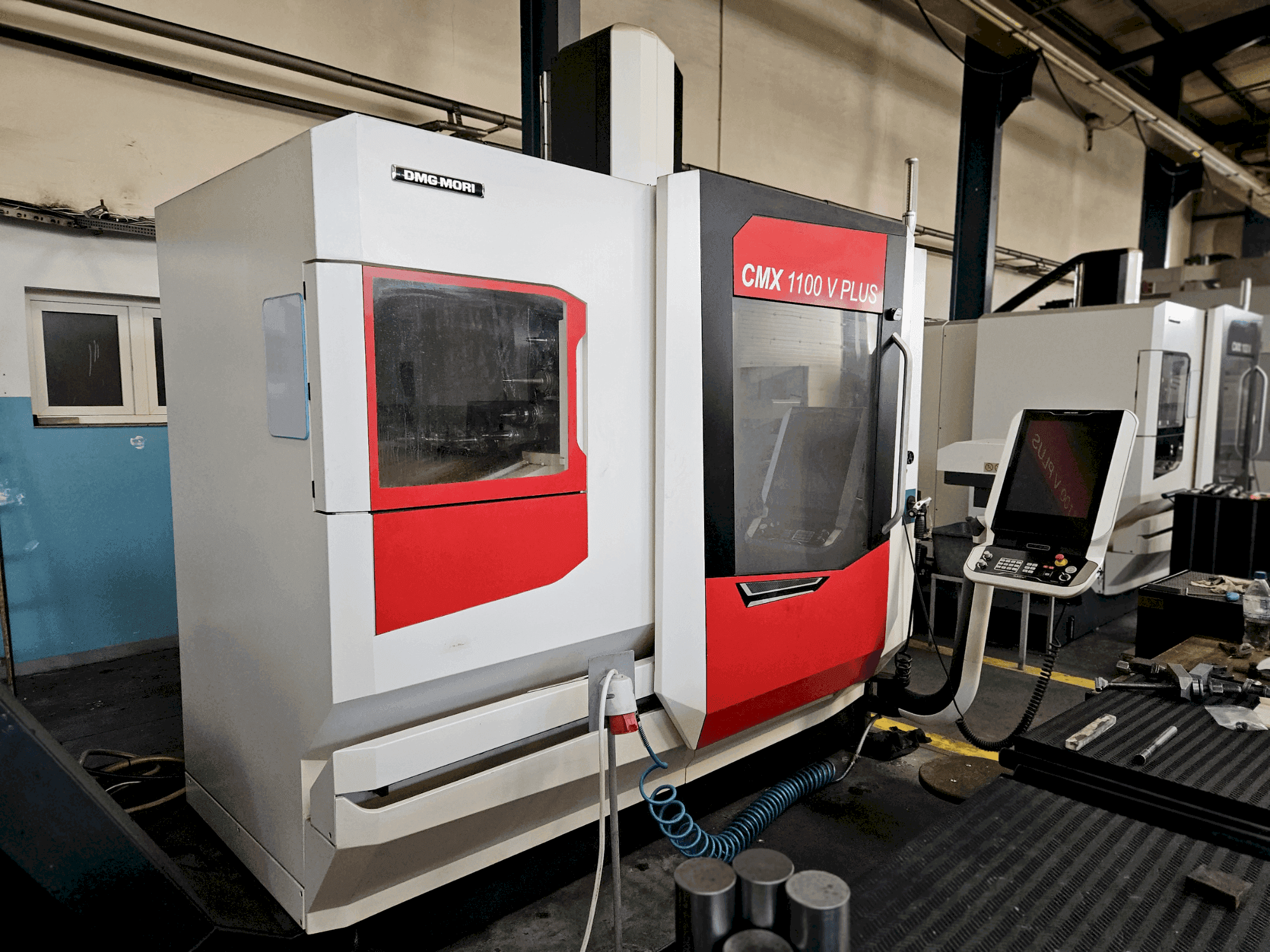 Vue de face de la machine DMG MORI CMX 1100 V