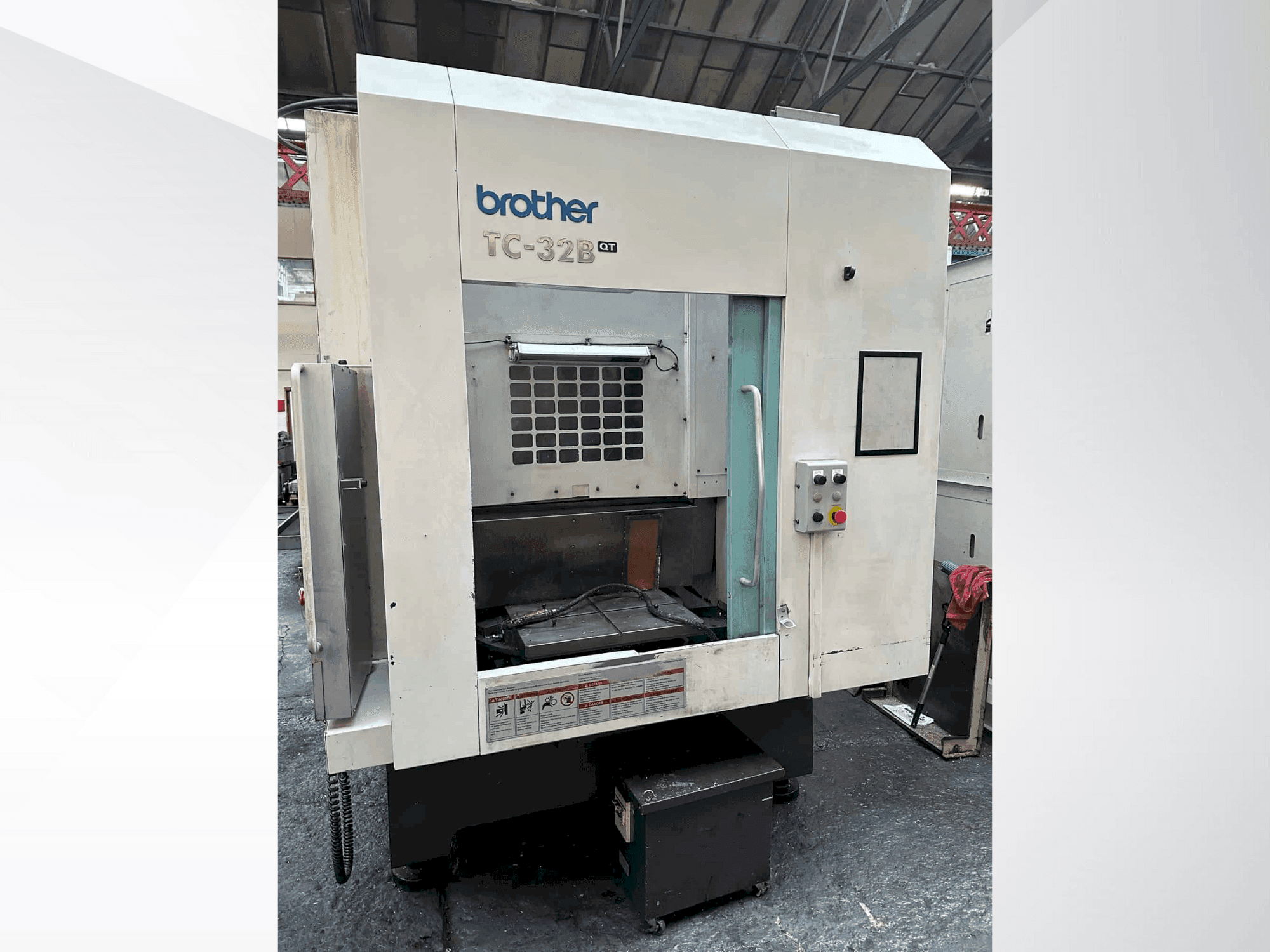 Vue de face de la machine Brother TC-32B QT