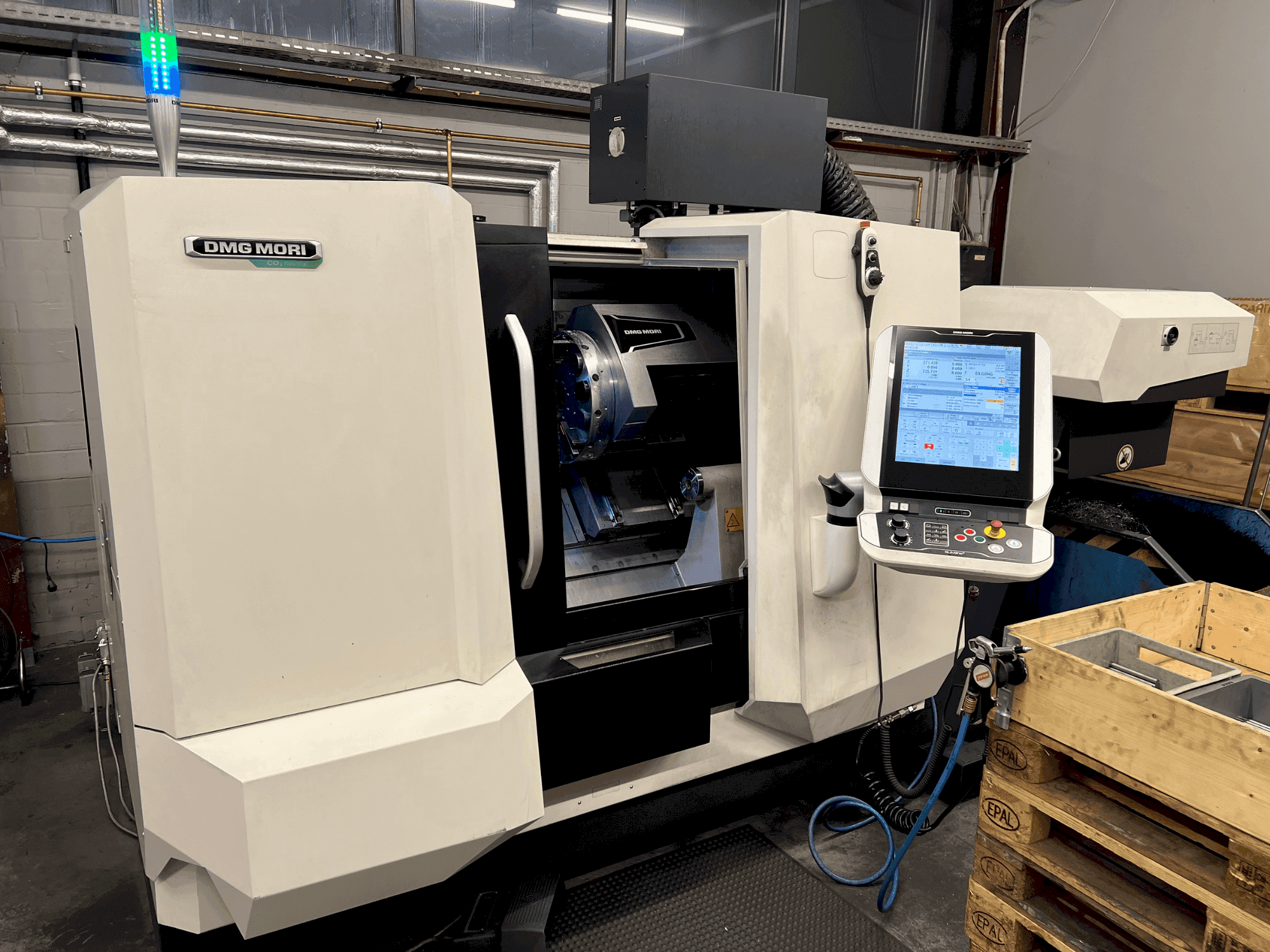 Vue de face de la machine DMG MORI CLX 350 V4