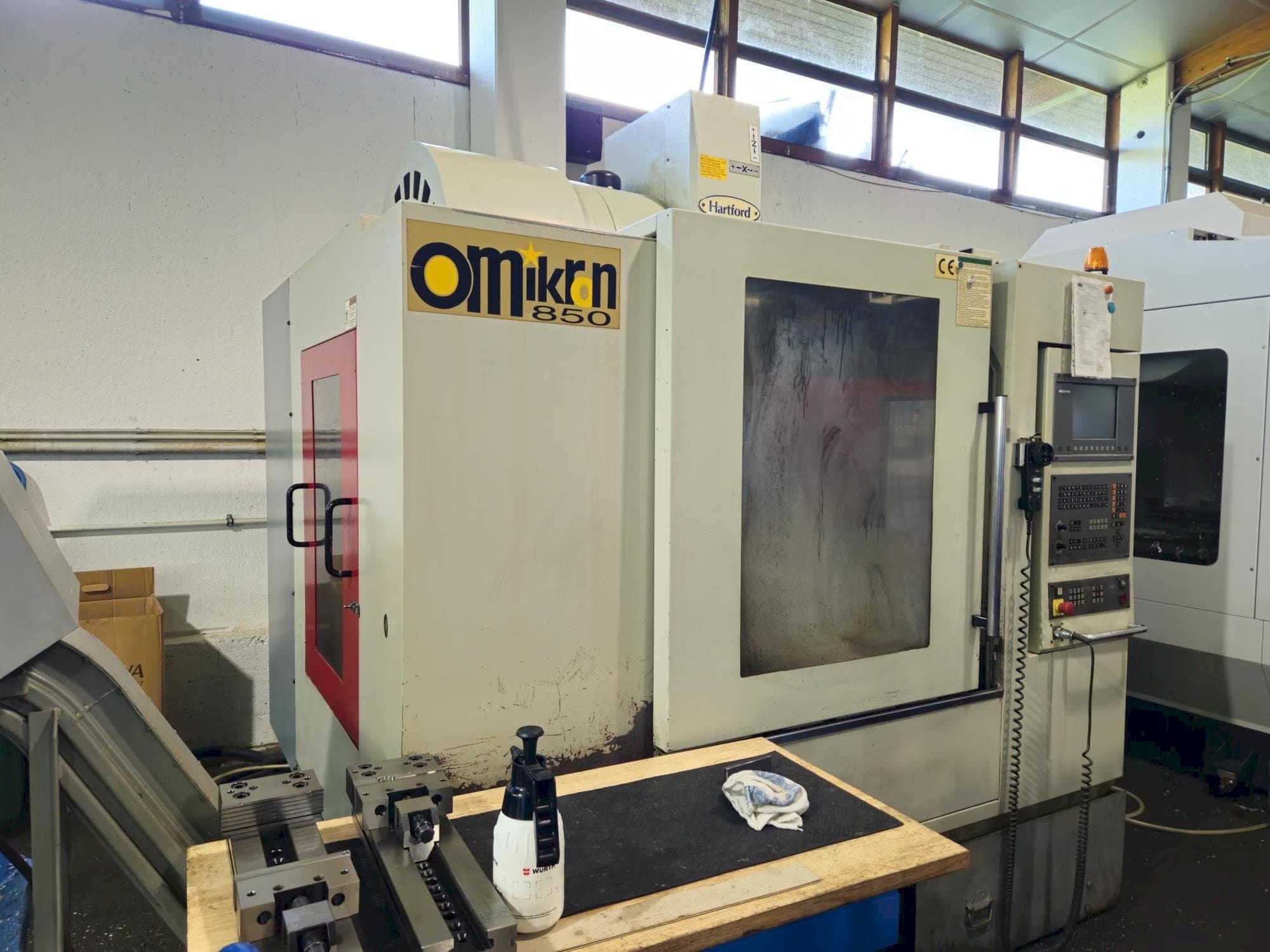 Vue de face de la machine Hartford VMC 850AP