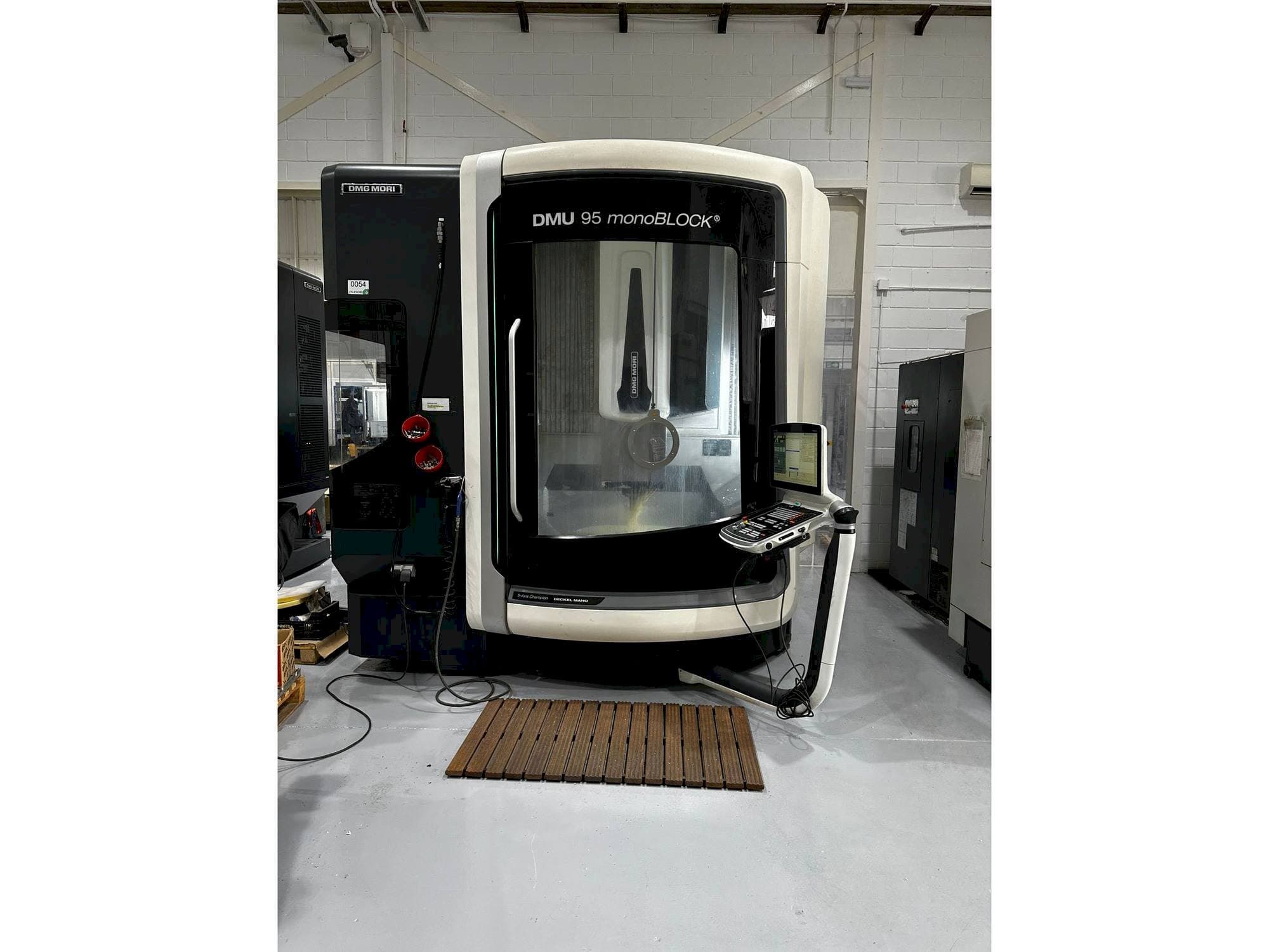 Vue de face de la machine DMG MORI DMU 95 monoBLOCK