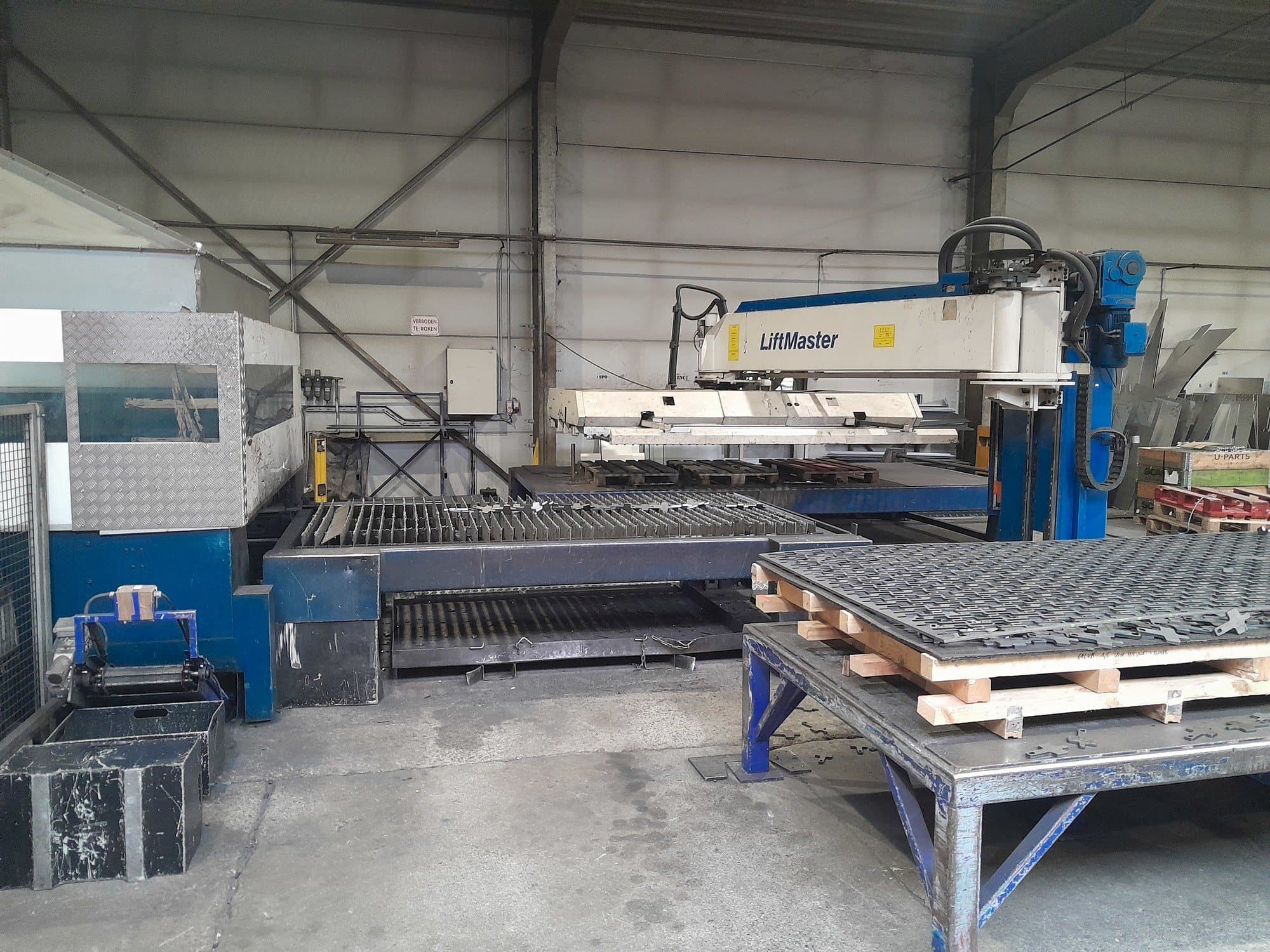 Vue de face de la machine Trumpf TruLaser 3030+ Liftmaster