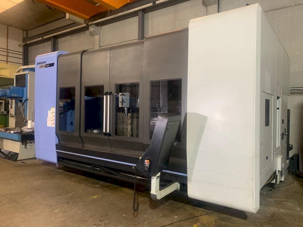 Vue de face de la machine Doosan VCF 850 LSR