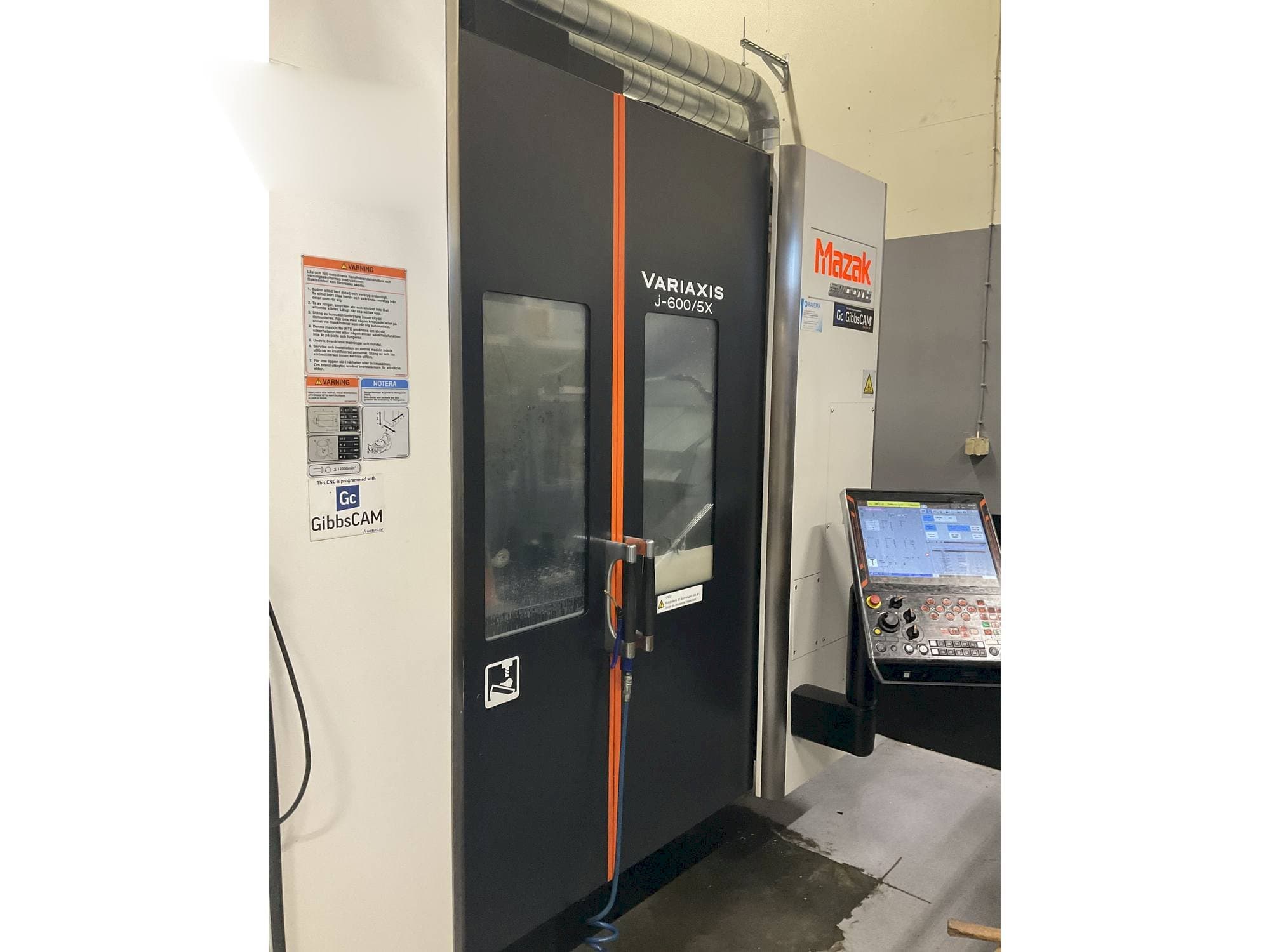 Vue de face de la machine Mazak Variaxis J-600