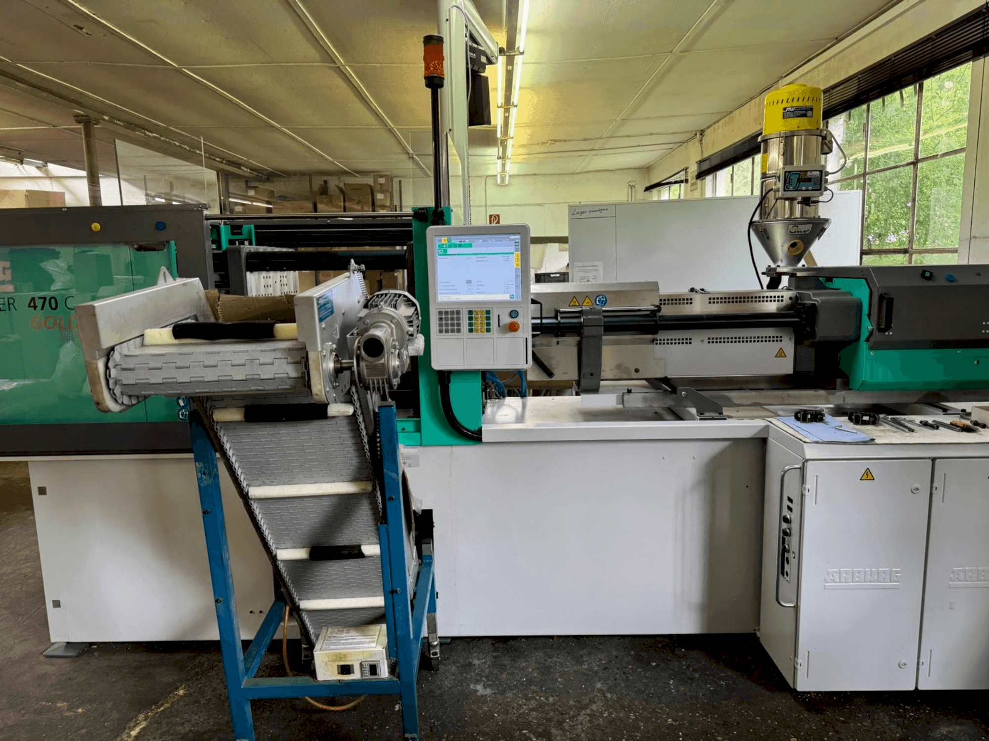 Vue de face de la machine Arburg 470 C 1500-800