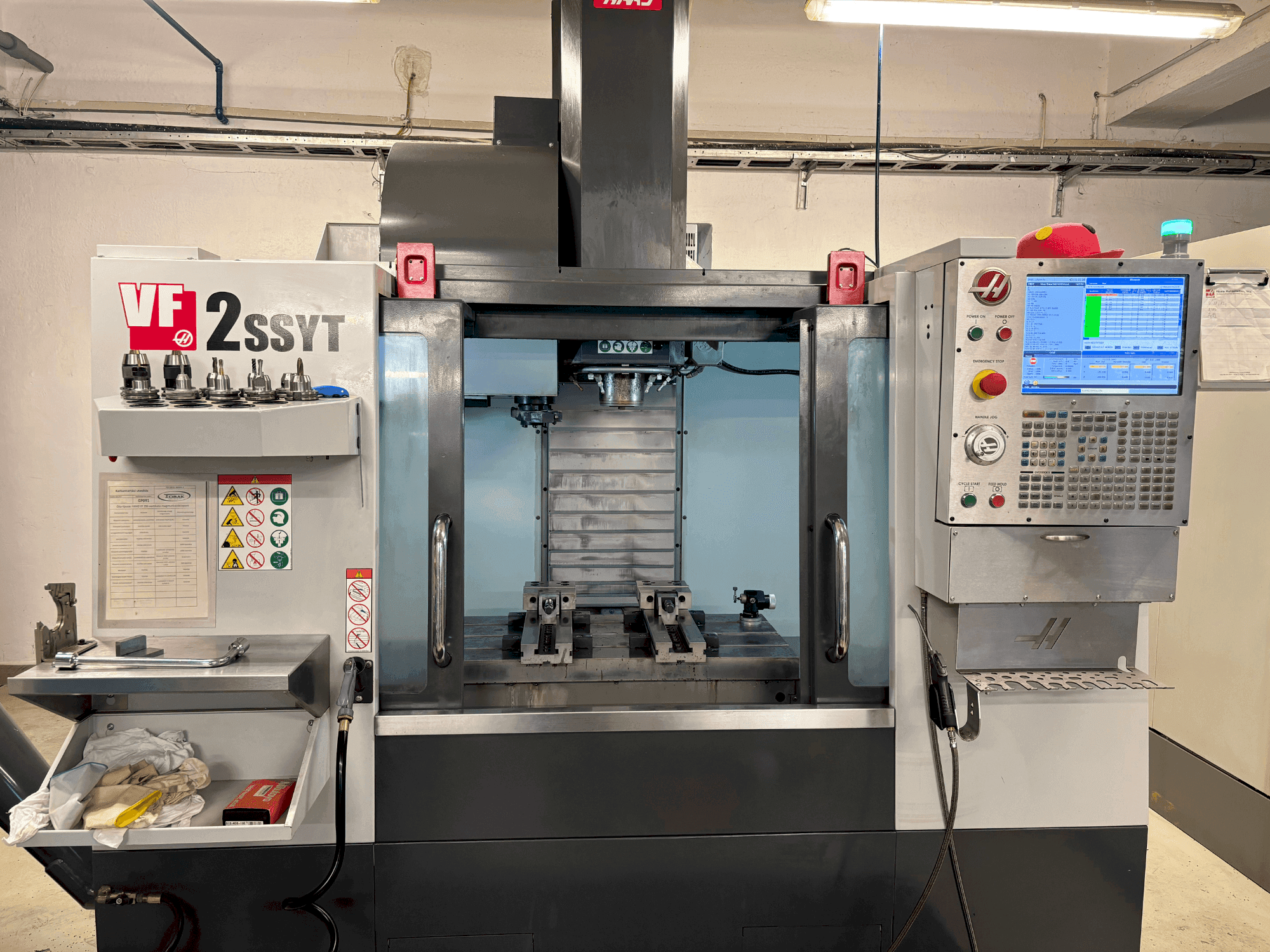 Vue de face de la machine HAAS HAAS VF-2SSYT